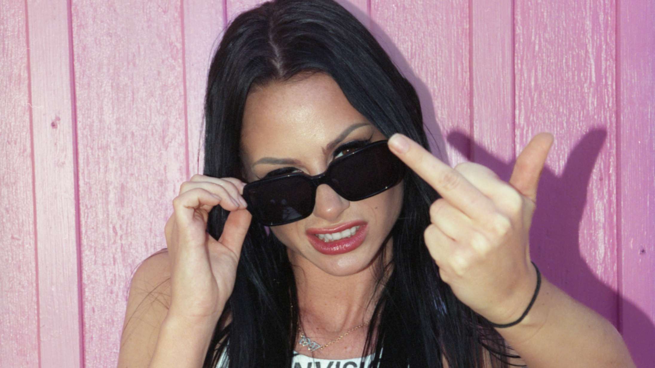 Tessa har ikke tid til mænd i musikvideoen til ‘Ding Dong’