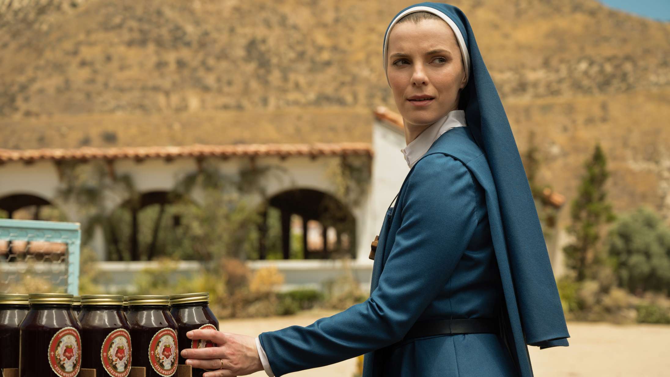 ’Mrs. Davis’: Damon Lindelofs nye serie er en tom tryllekunst