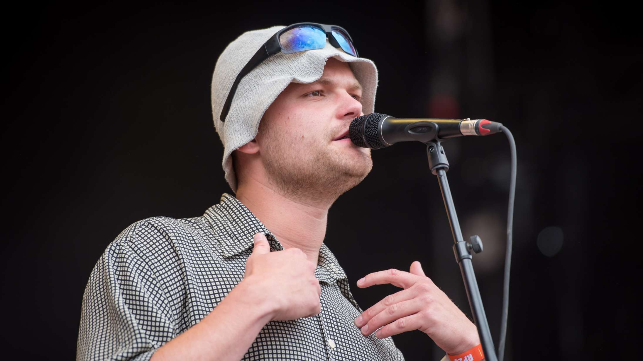 Publikum stod for de største øjeblikke til August Høyens koncert på Roskilde Festival