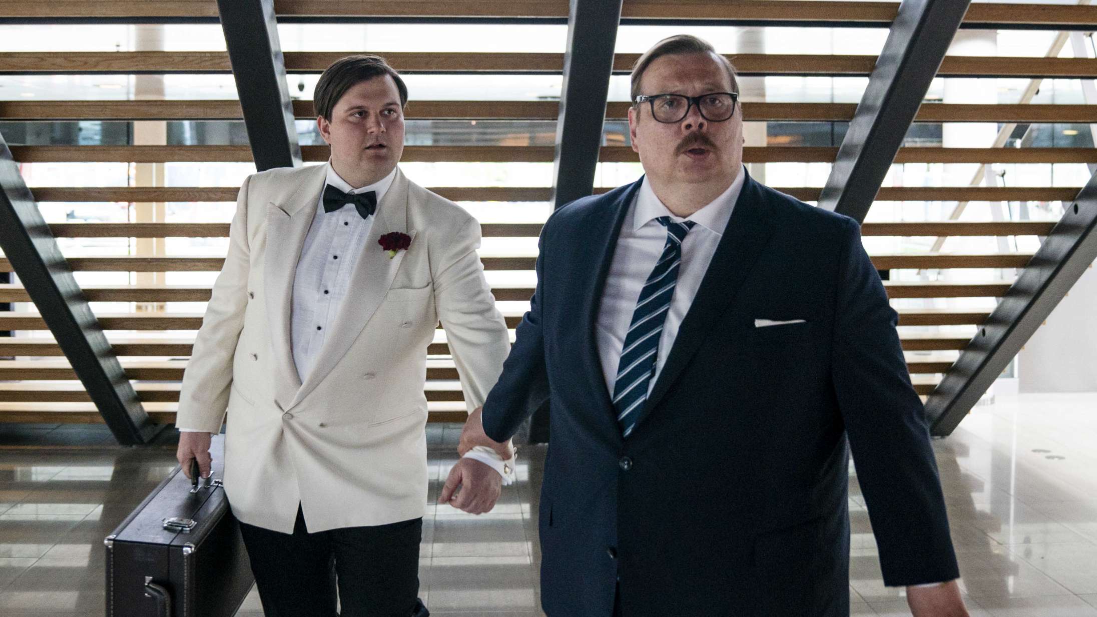 Nicolai Jørgensen får Nicolas Bro som far i traileren til den kommende komedie ‘Viktor mod verden’