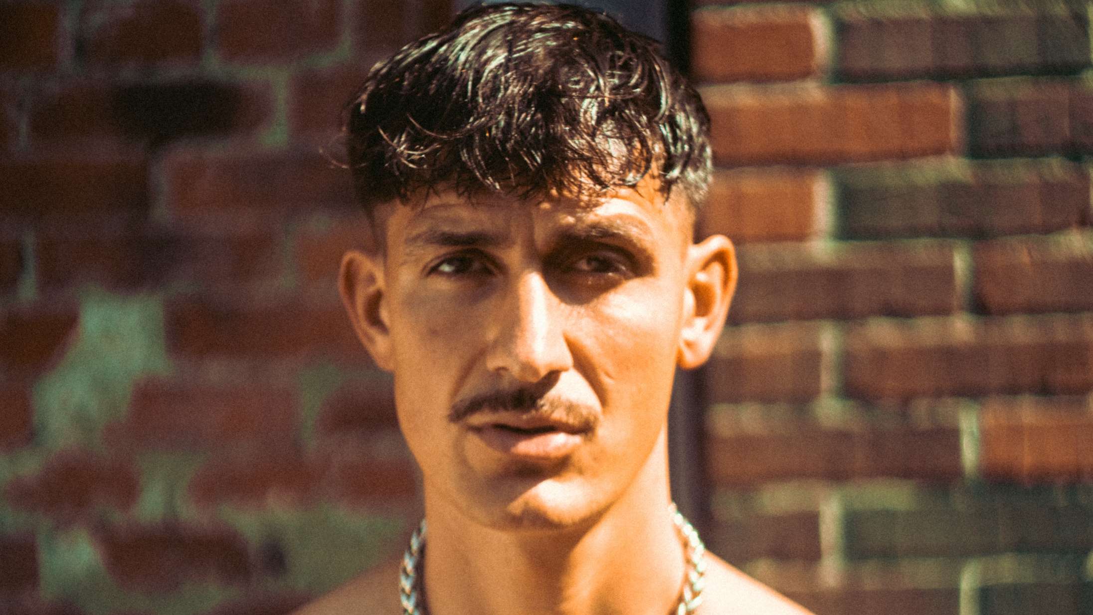 Tobias Rahim udgiver ny ep lige om lidt – hør singlen ‘Benzin Ild Glasskår’ her