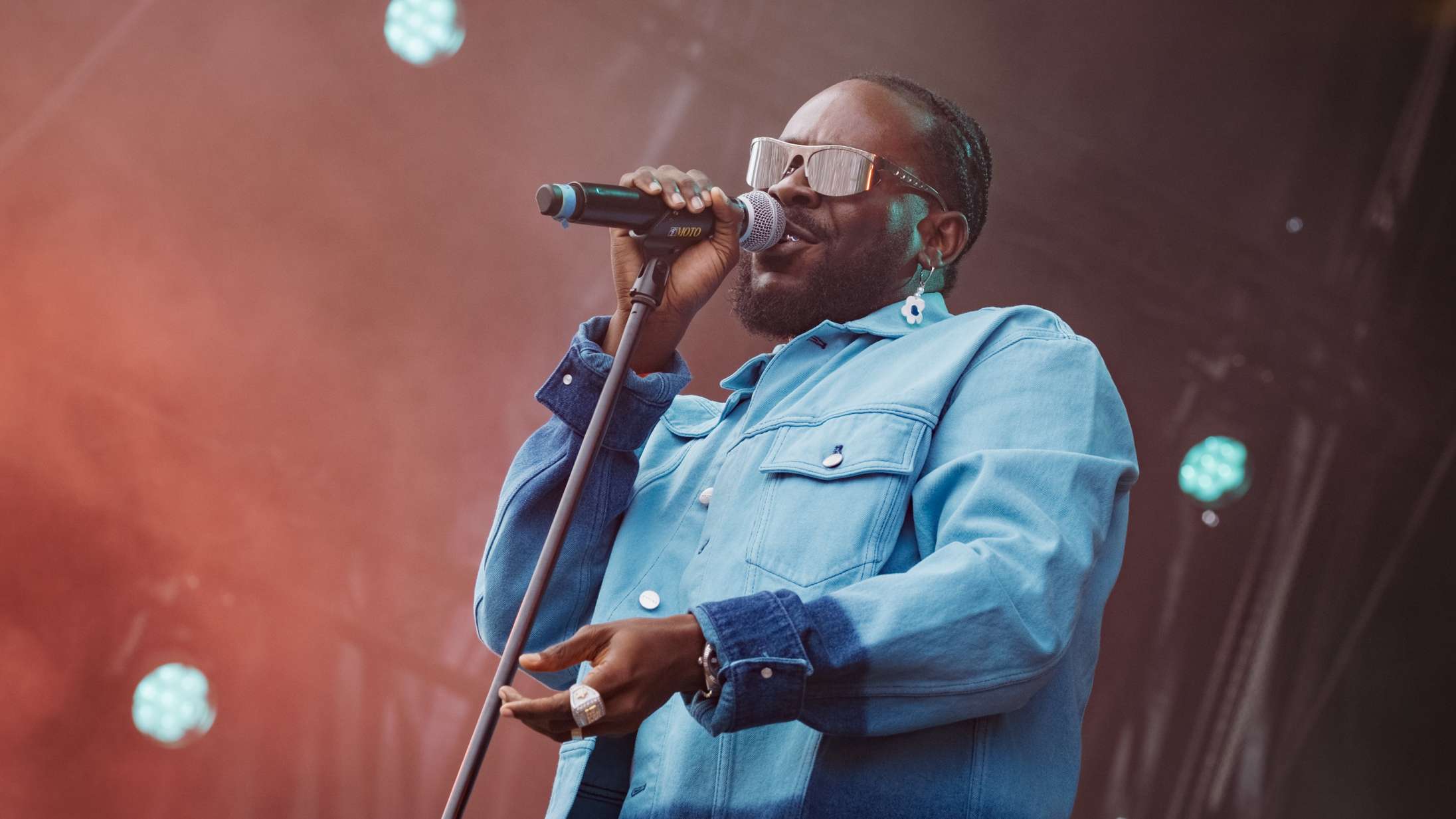 Roskilde Festival: Adekunle Golds interaktion med publikum blev en anelse anstrengende