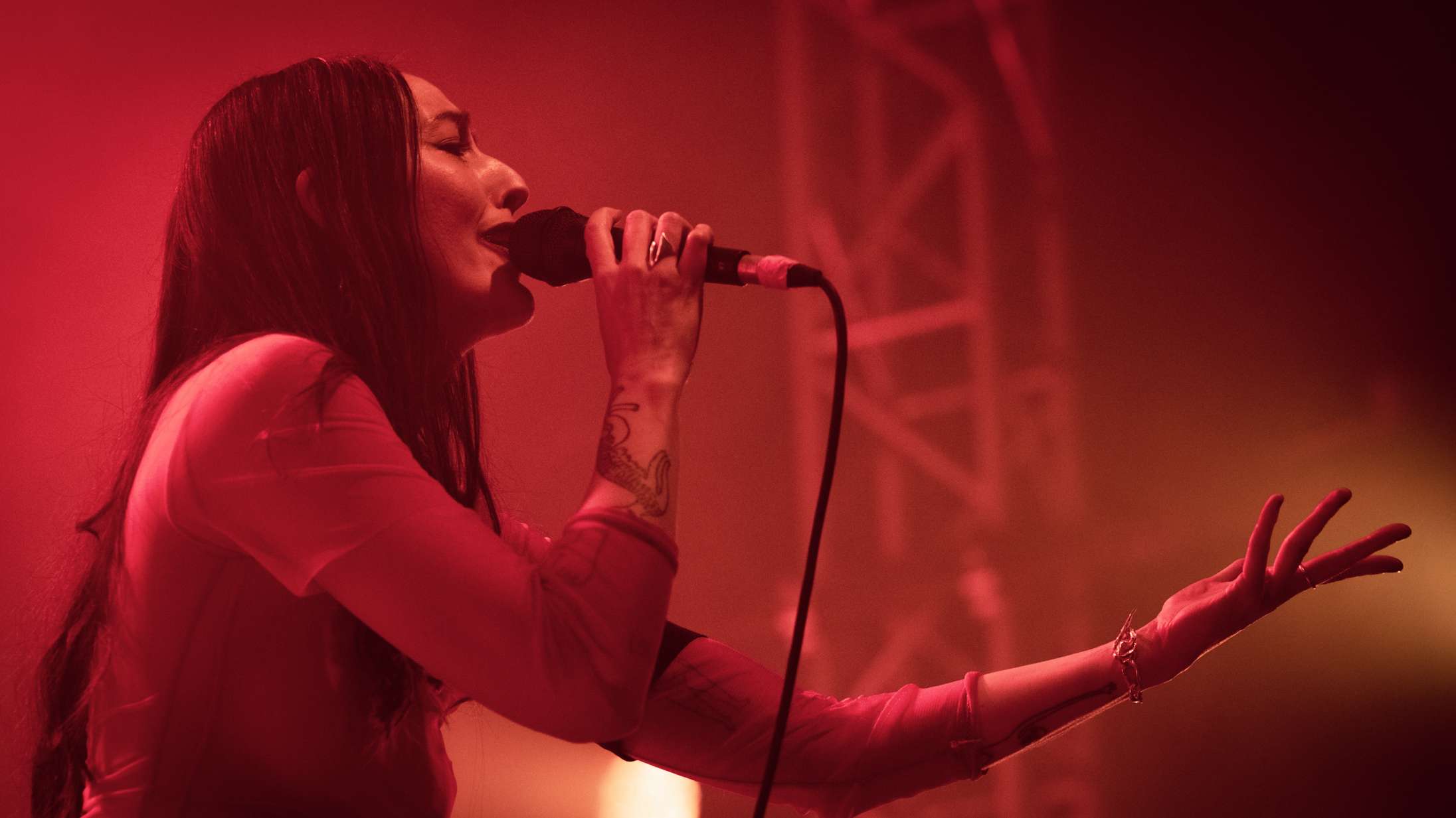 Brimheims Roskilde Festival-koncert startede med dårlig lyd, men til sidst stod folk fandeme og græd i Avalon-teltet