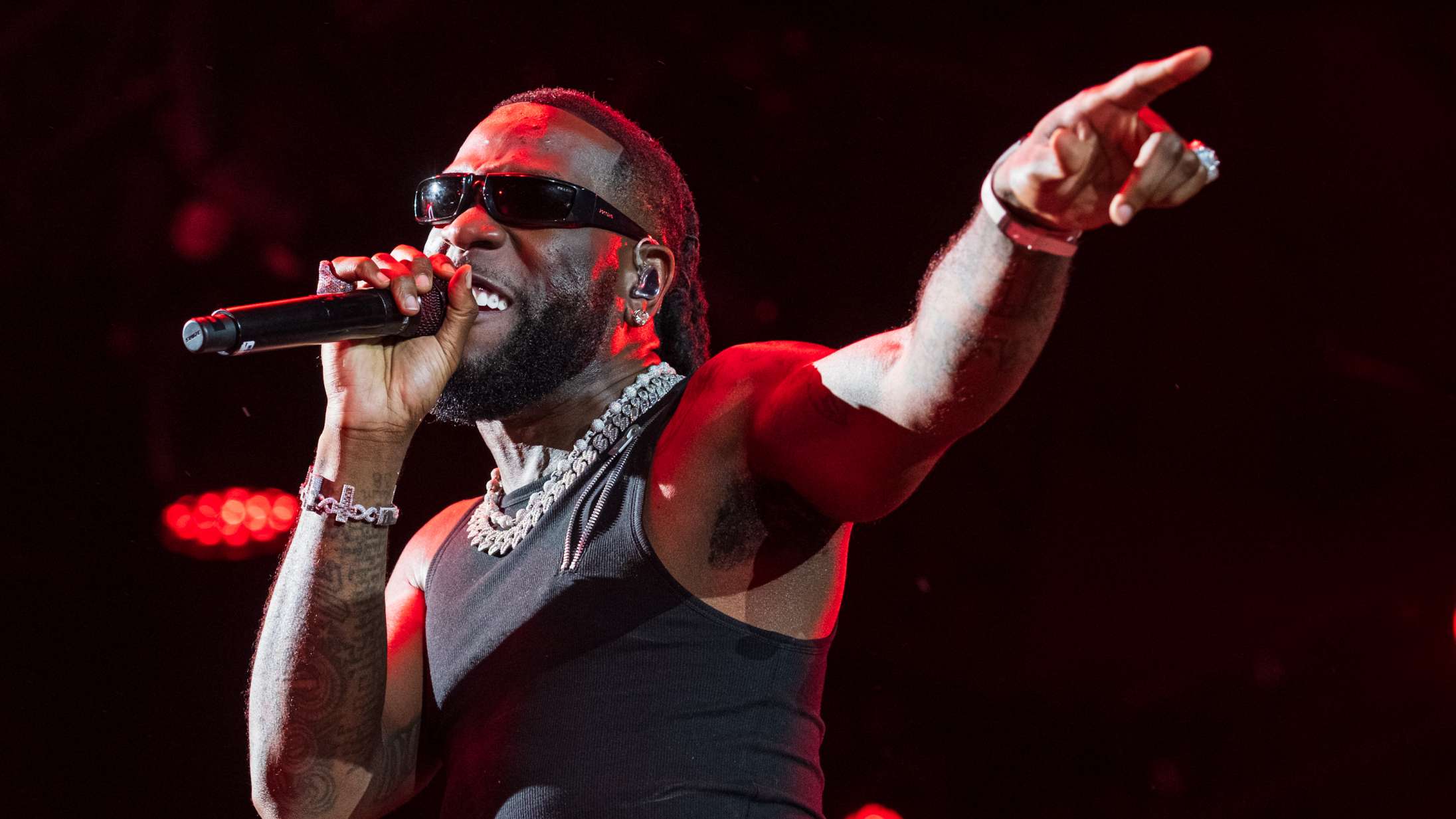 Selv ikke silende regn kunne slukke Burna Boys flamme på Roskilde Festival