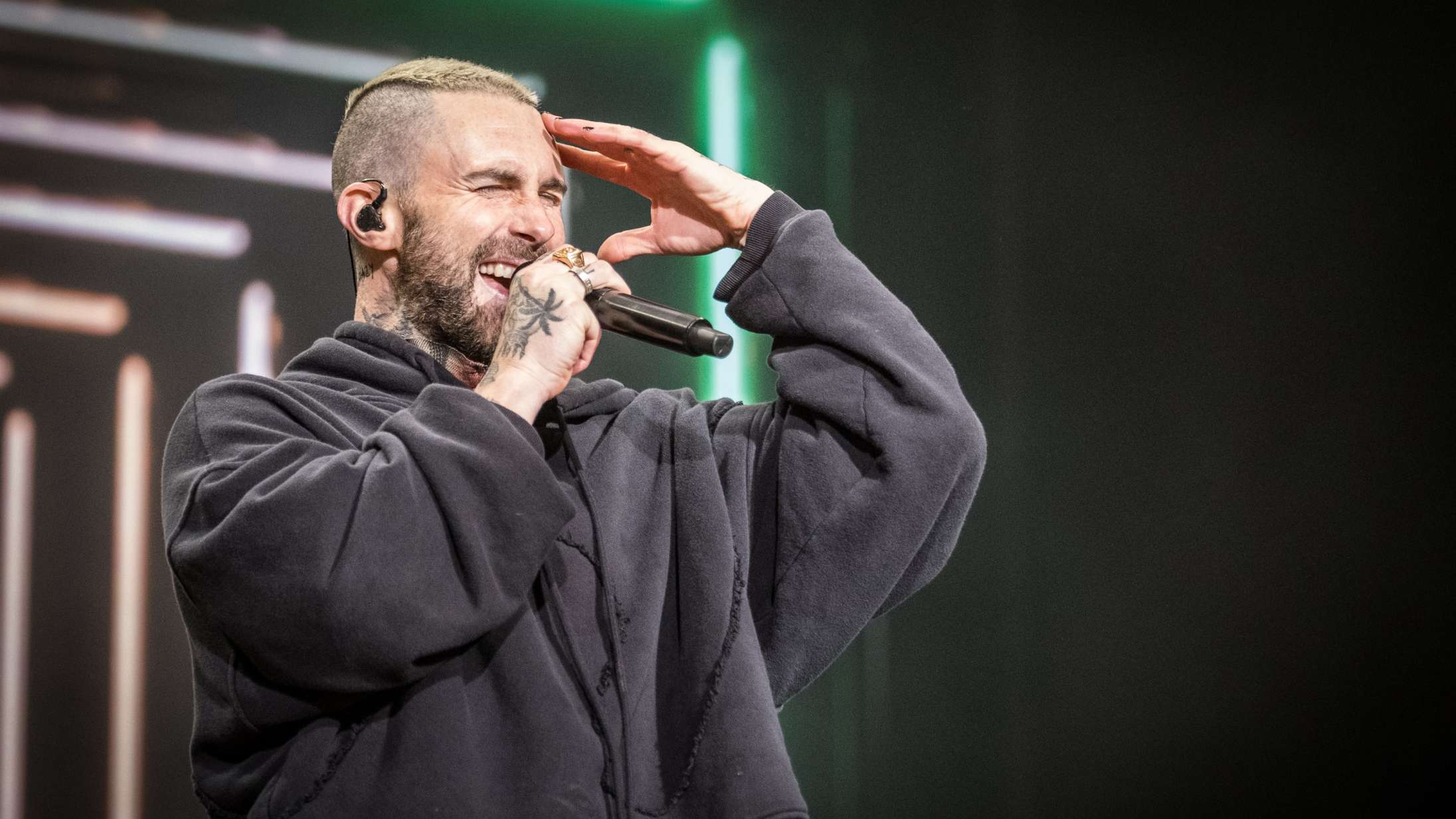 En halv time inde i Maroon 5’s Tinderbox-koncert begyndte Adam Levine endelig at gøre sig umage