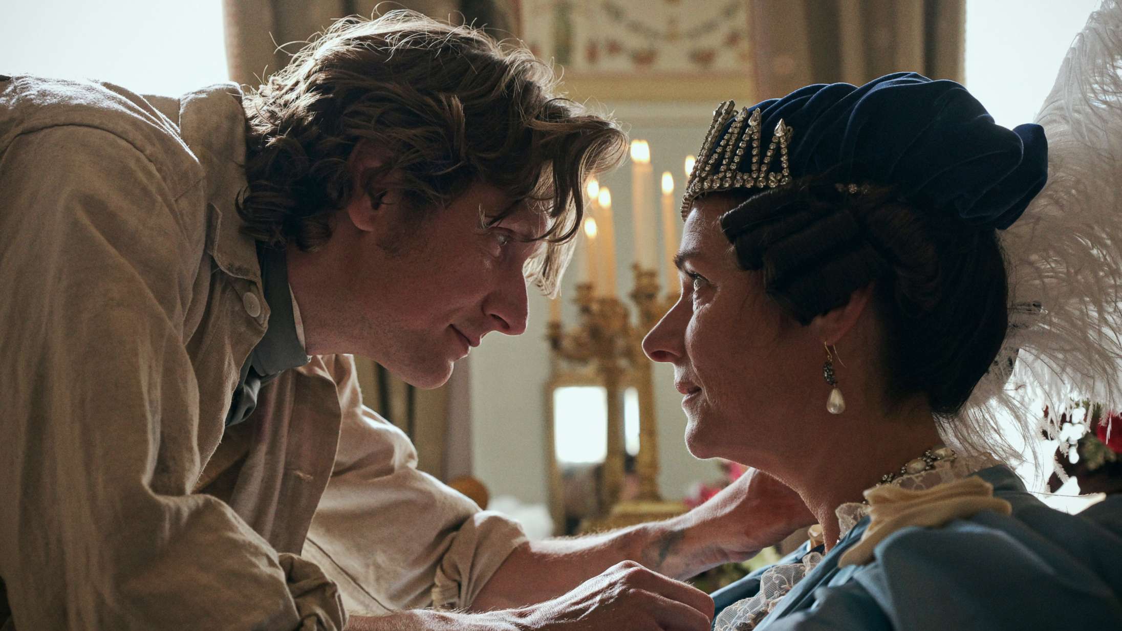 Sidse Babett Knudsen stjæler et forbudt kys med Mikkel Boe Følsgaard i traileren til ny dansk Netflix-film