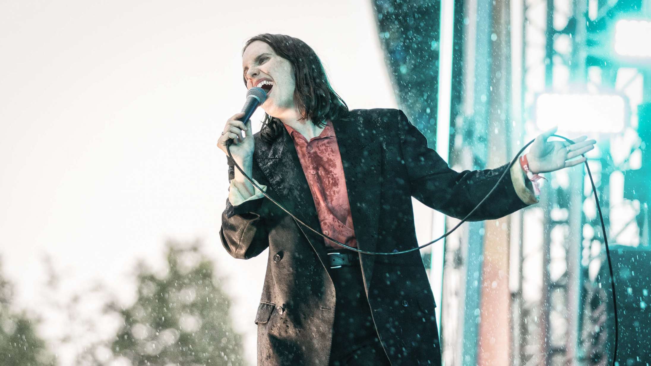 Selina Gin gav alt, hvad hun magtede, midt i skybruddets bulder og brag på Roskilde Festival