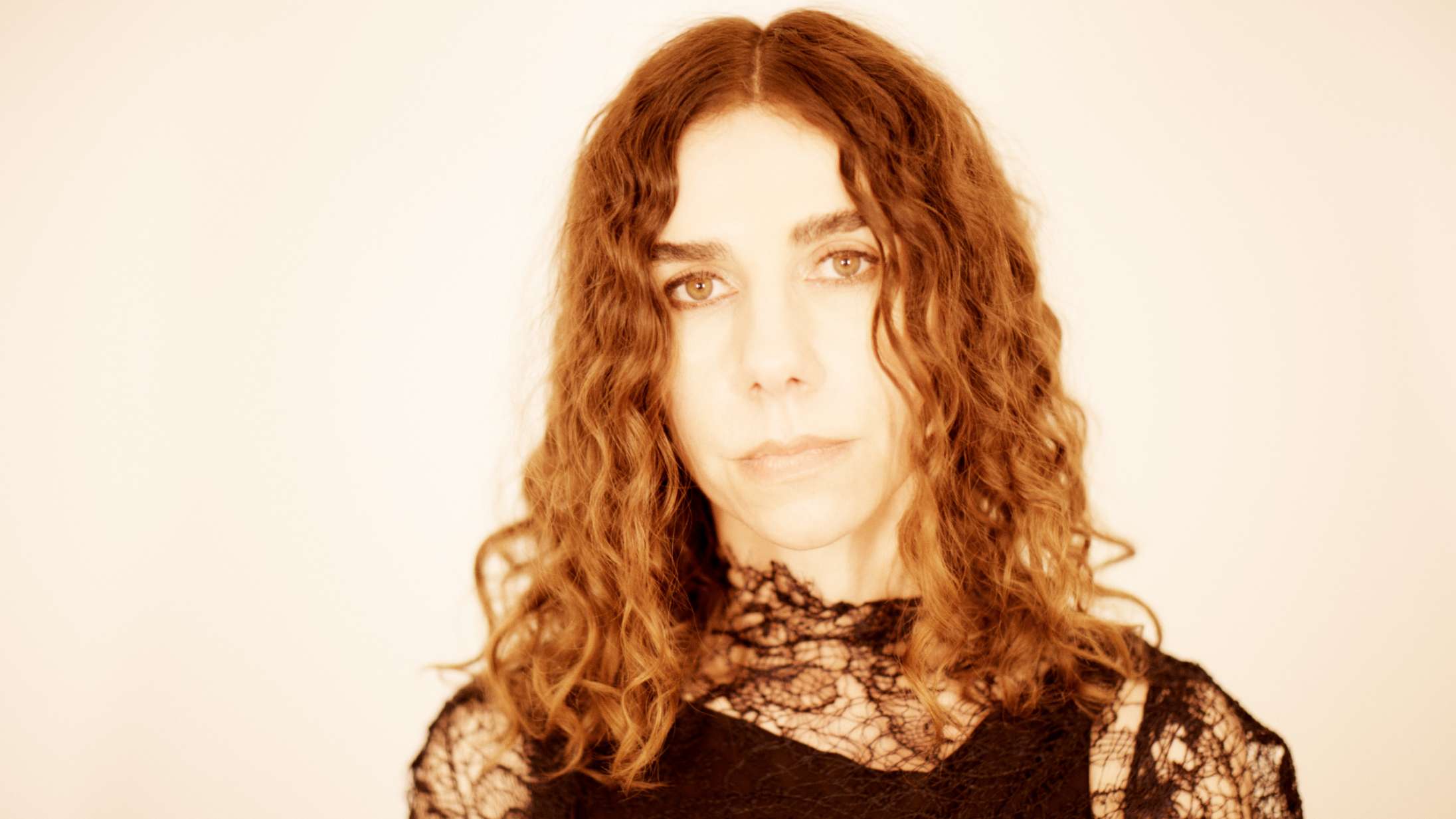 PJ Harvey annoncerer to koncerter i Danmark – hør den nye single ‘I Inside the Old I Dying’