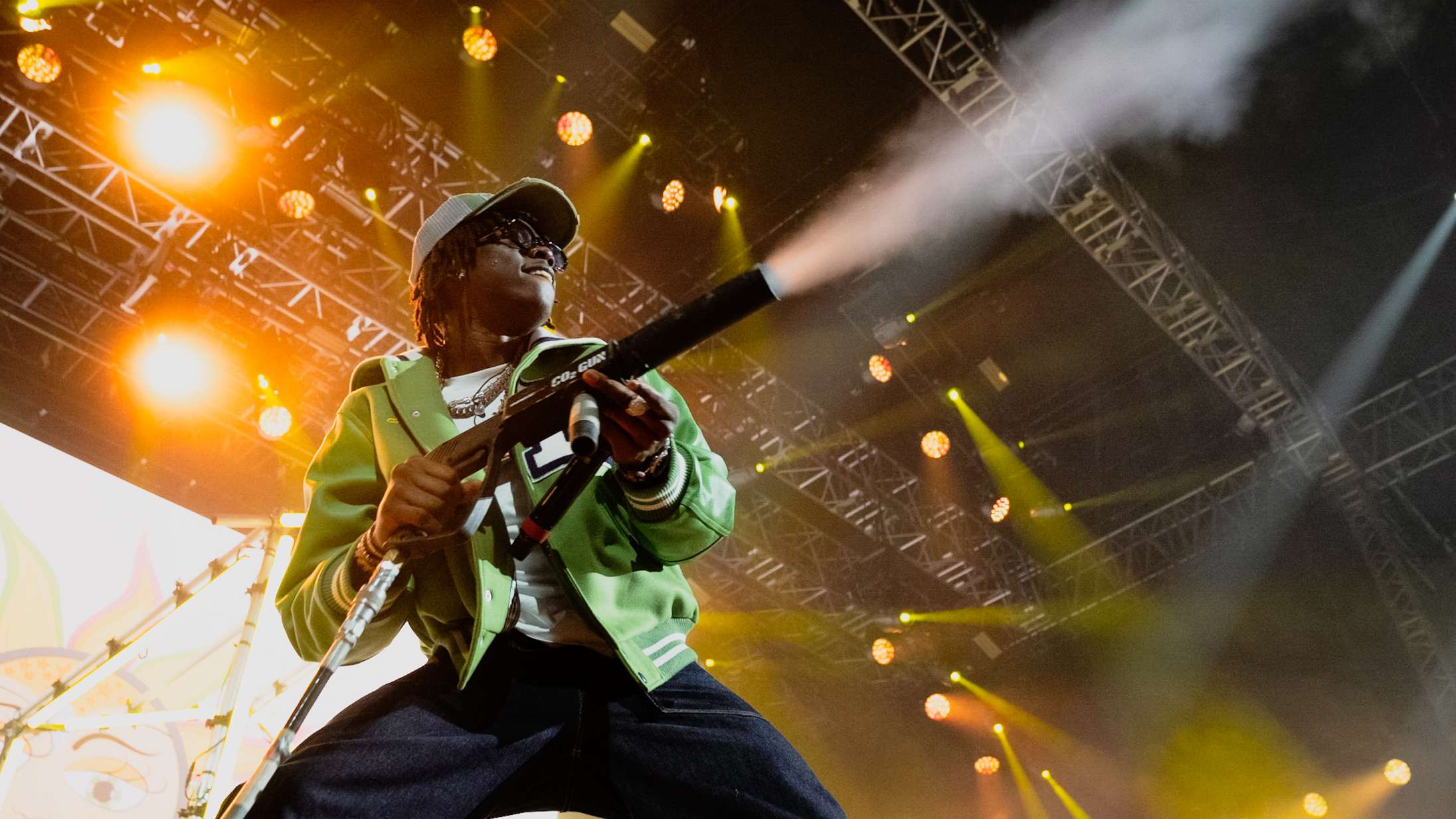 Efter fem minutter stod den på tøjsex med en højtaler – derfra blev Remas koncert på Roskilde Festival kun vildere