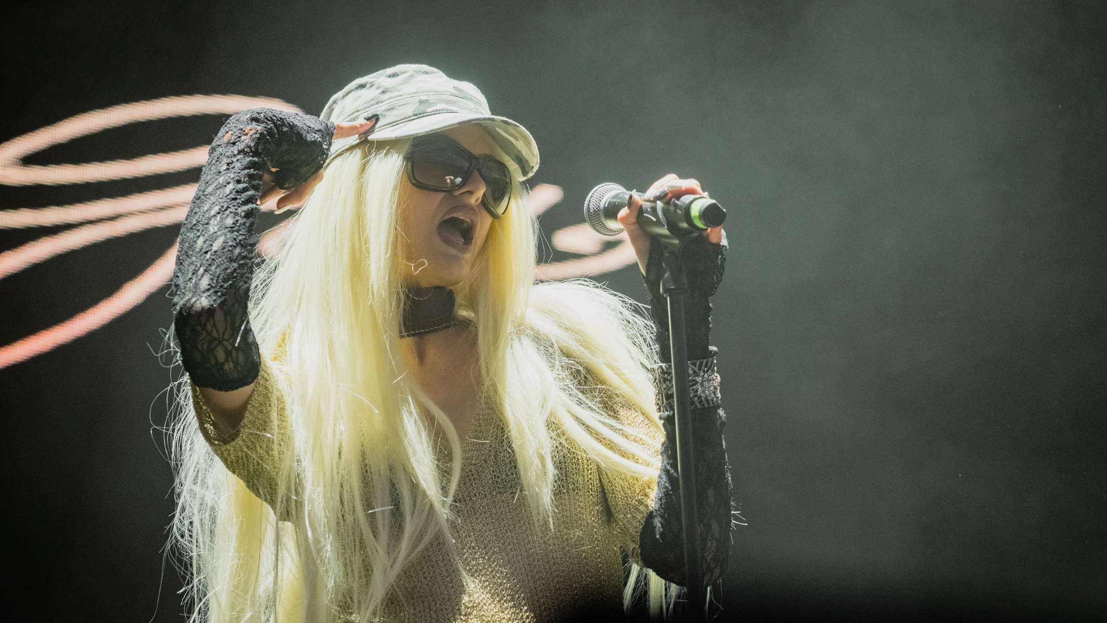 »Roskilde, you look hot«: Sonic Girl kanaliserede Paris Hiltons spøgelse på Roskilde Festival