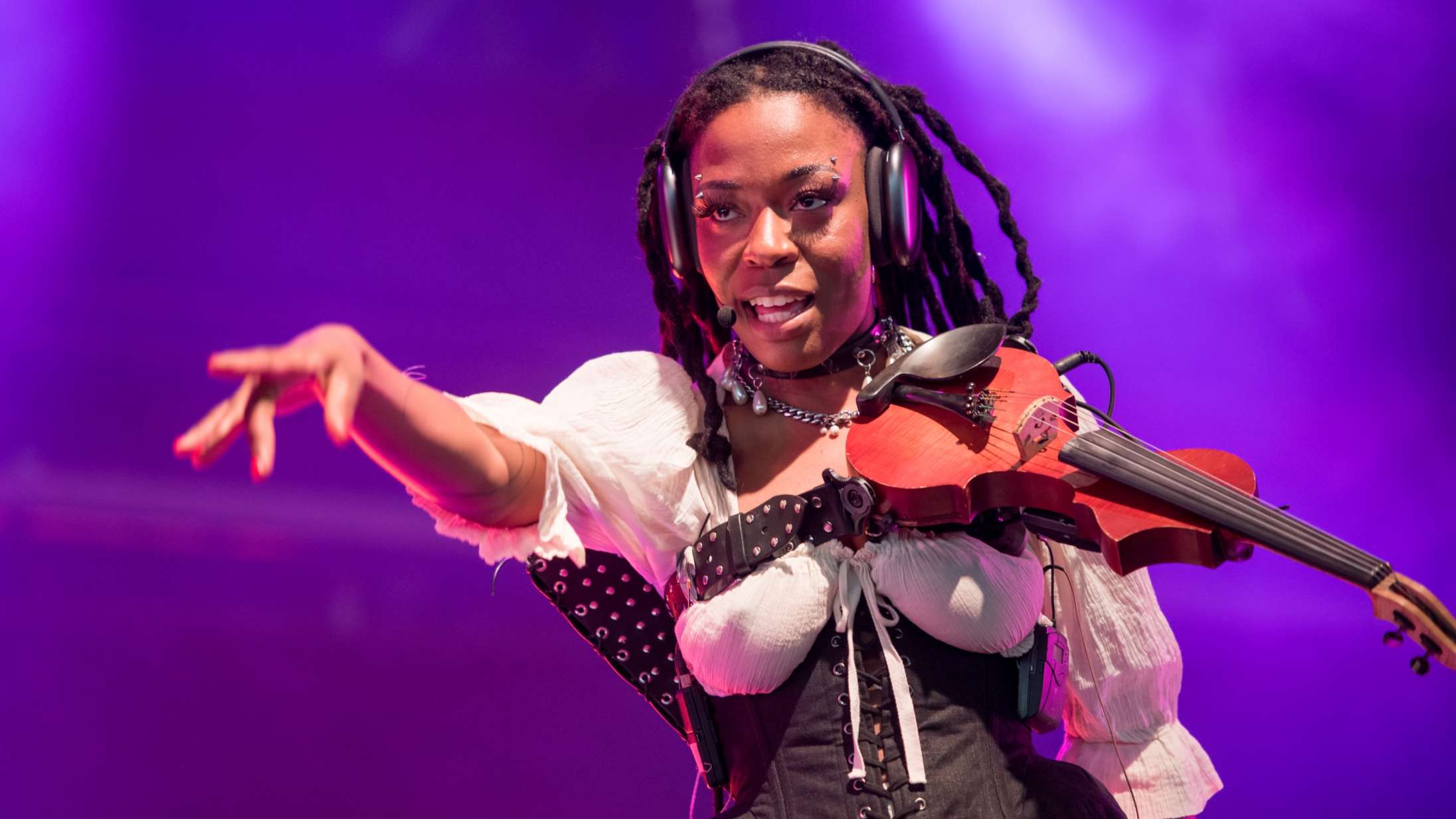 Den musikalsk visionære Sudan Archives havde både dry humps og et naturstridigt falsetskrig med til Roskilde Festival