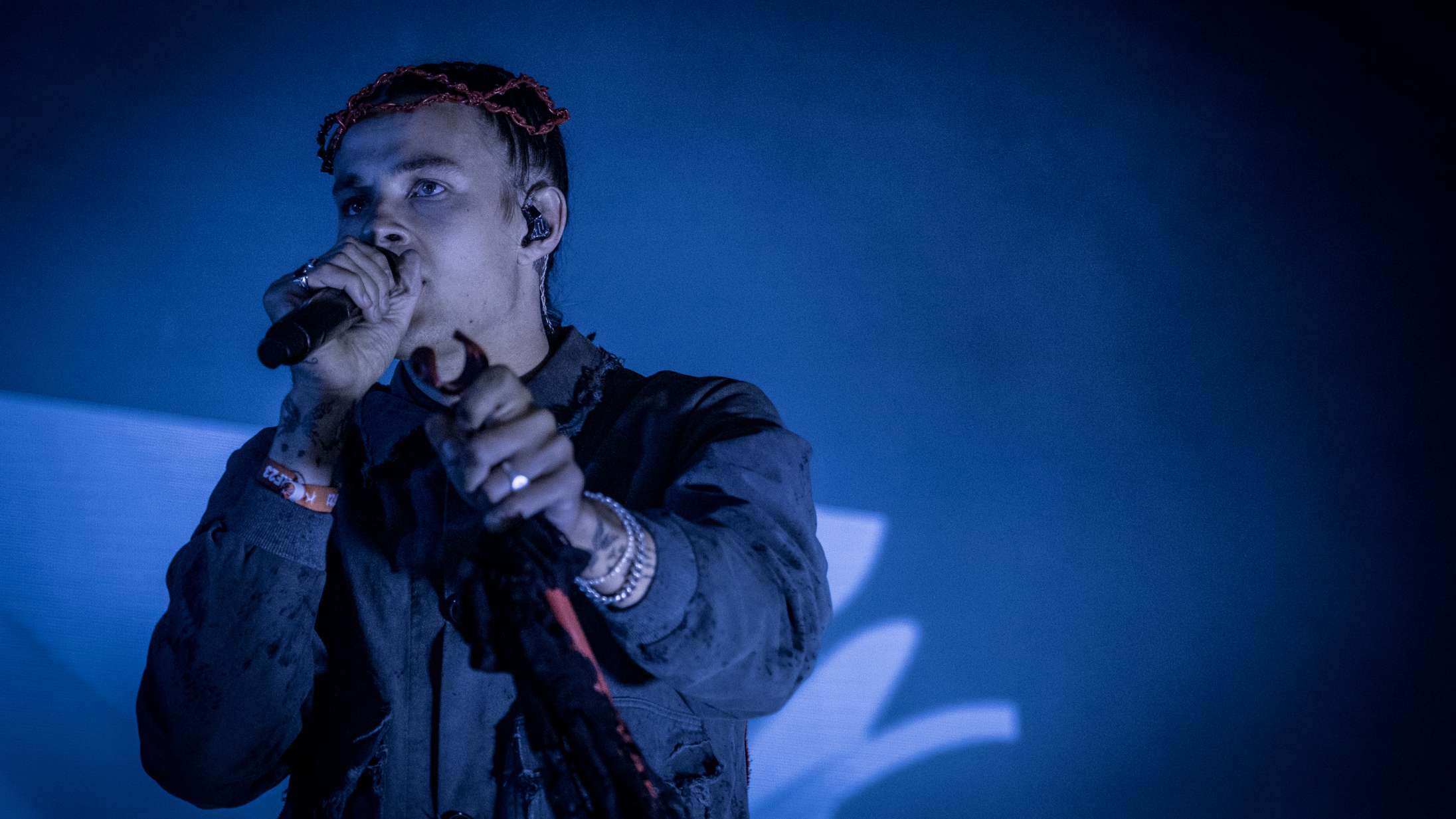 Ussel er en farligt fængende performer, men musikken blottede ikke andet end mælketænder