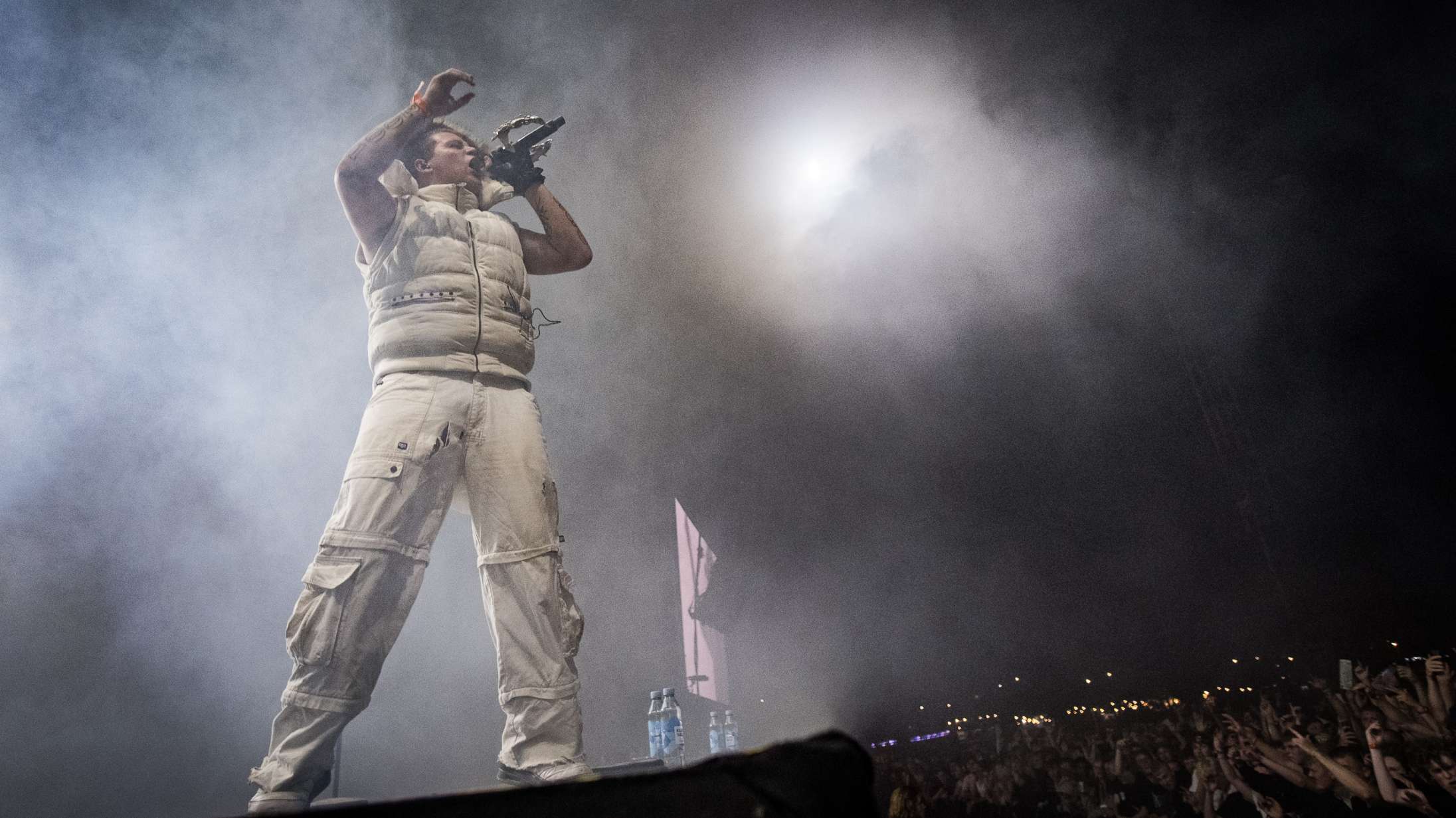 Yung Lean lokkede Roskilde Festival med i en kirke, hvor han selv er Gud