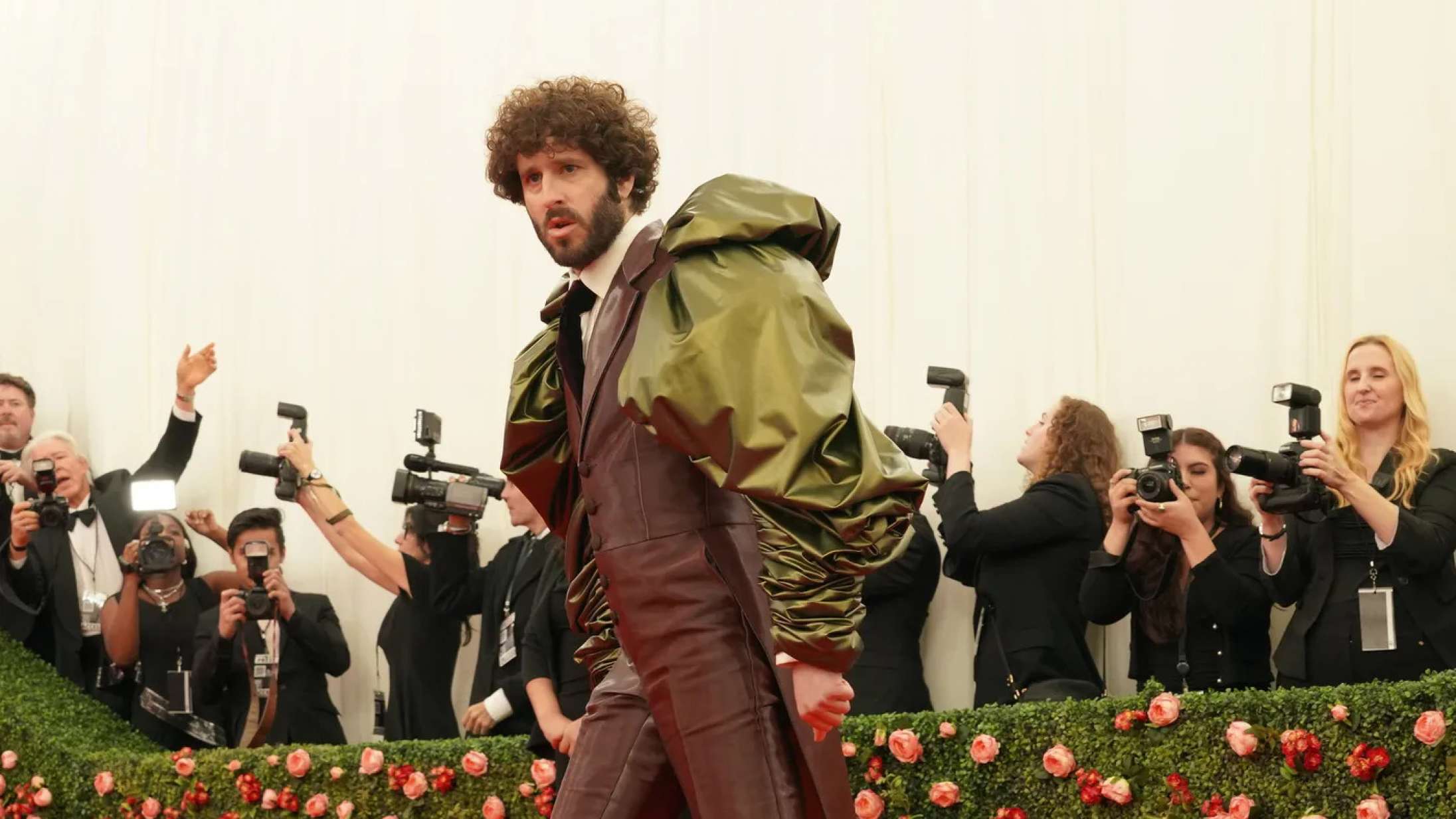 Tidens sjoveste komedieserie når nye højder med cameos fra Brad Pitt, Jack Harlow og Met Gala