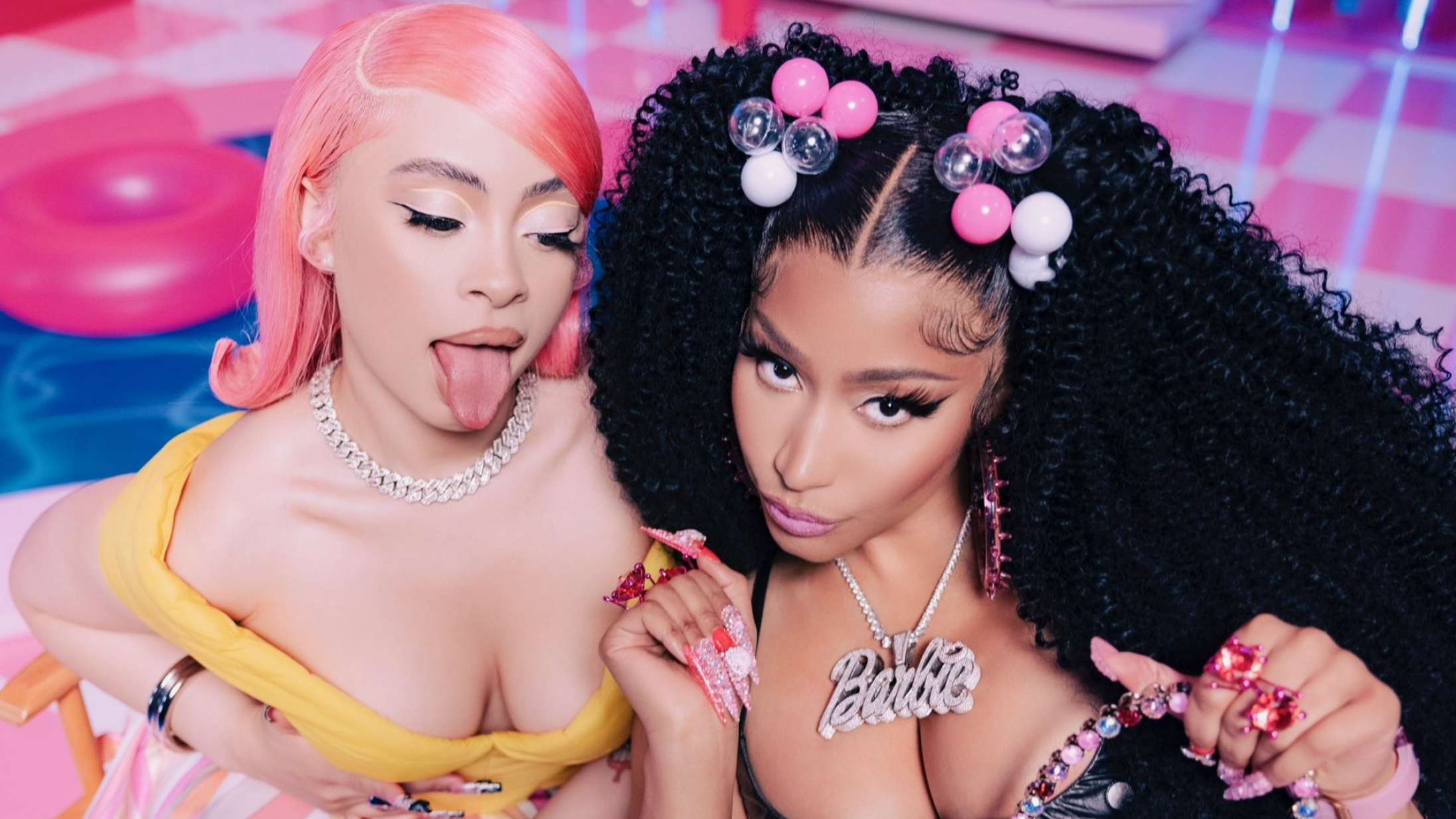 ‘Barbie World’ er Ice Spice og Nicki Minajs version af Aquas ‘Barbie Girl’ – inklusive en skrigende pink musikvideo