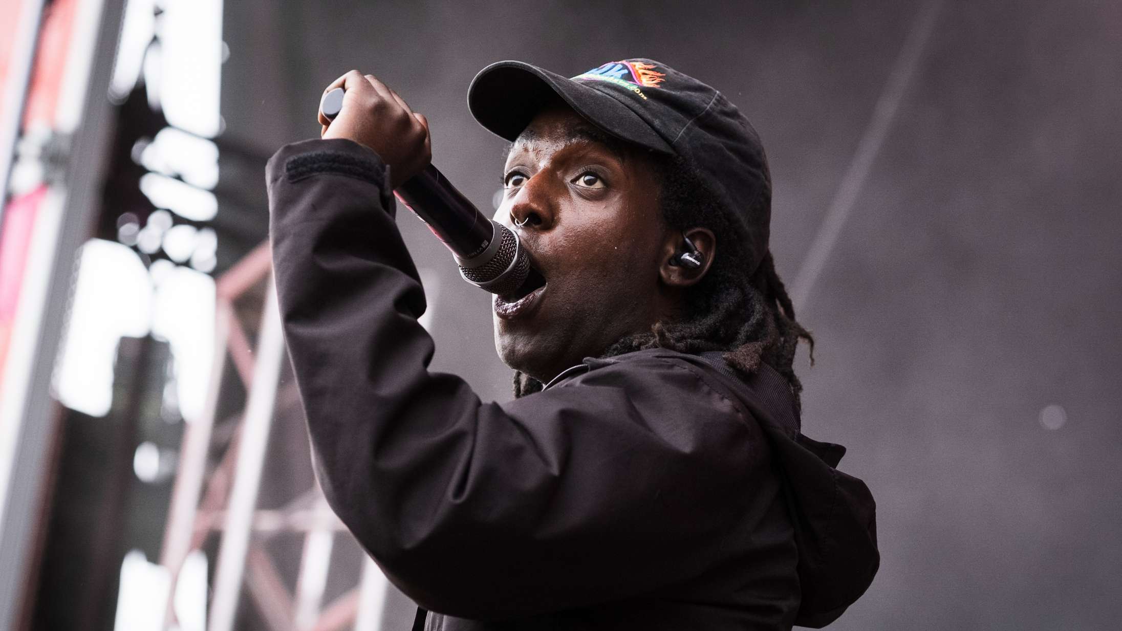 Roskilde Festival: Da Afskum hamrede mikrofonen mod sin blottede brystkasse, kunne det høres hele vejen til Orange Scene