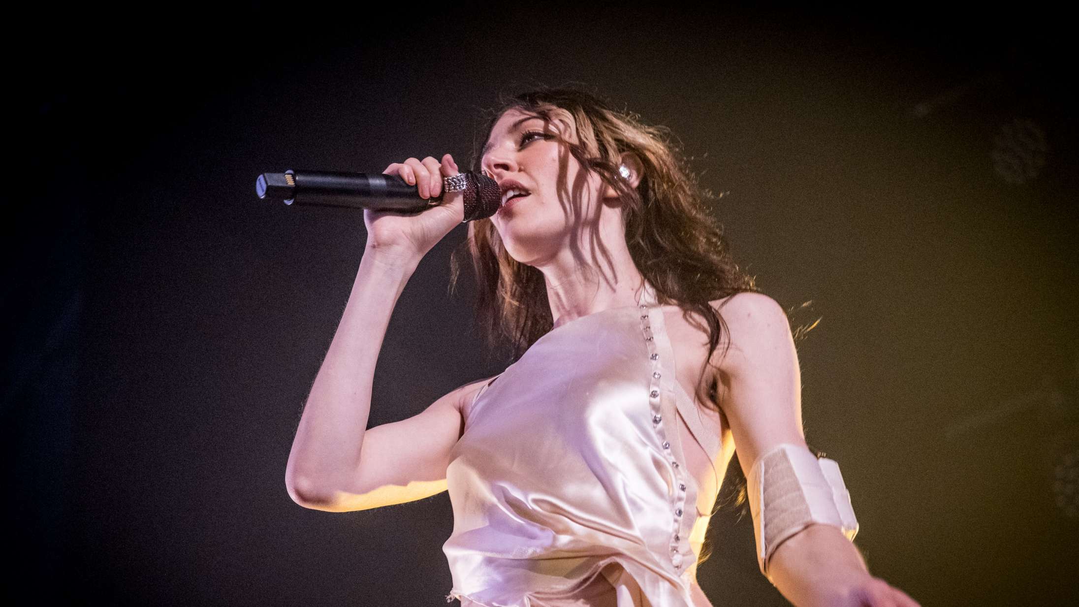 Caroline Polachek kom direkte fra lufthavnen til Roskilde Festival – det kunne man (næsten) ikke mærke