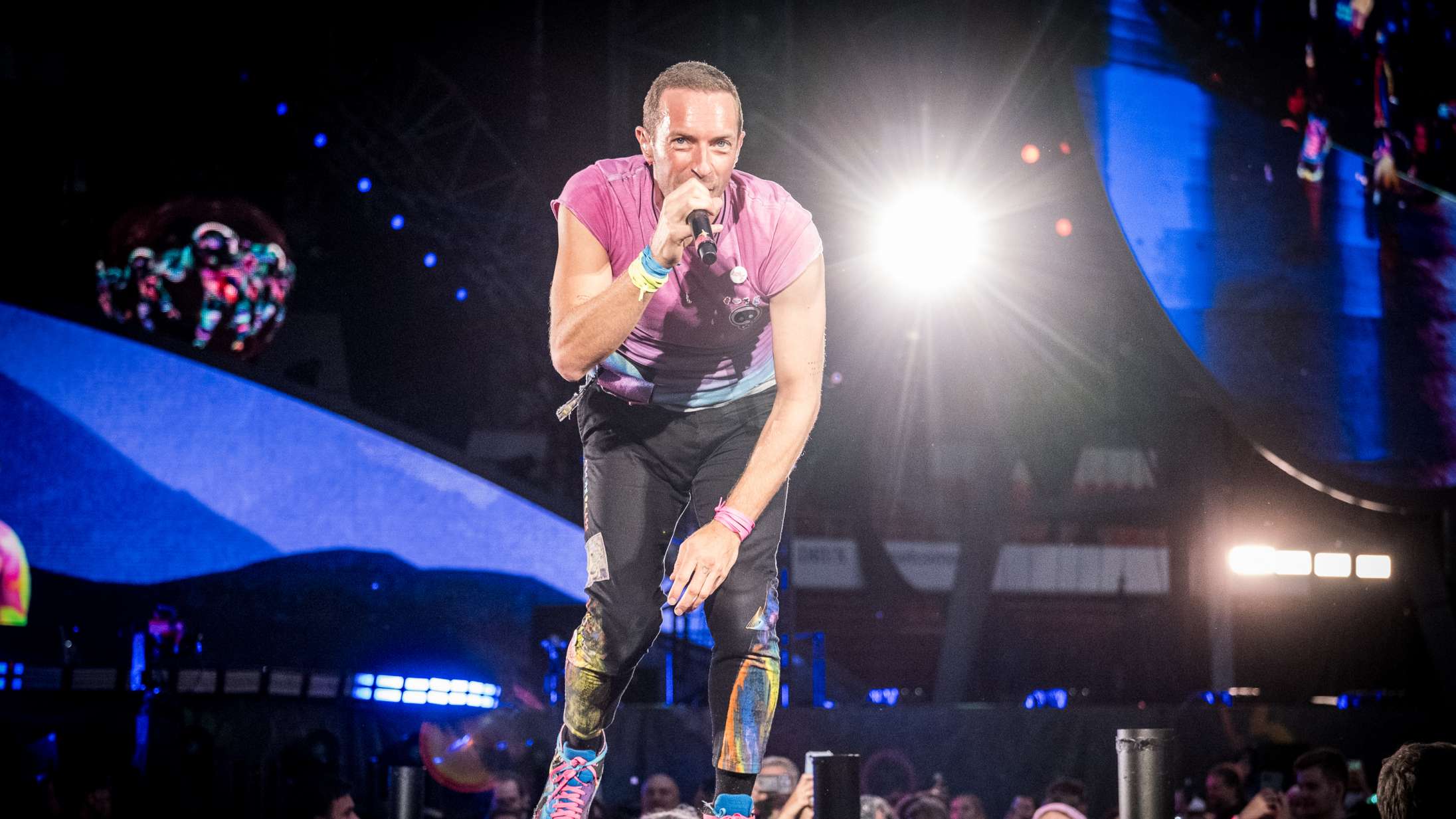 Se Chris Martin joke om viral utroskabsvideo til Coldplays efterfølgende koncert