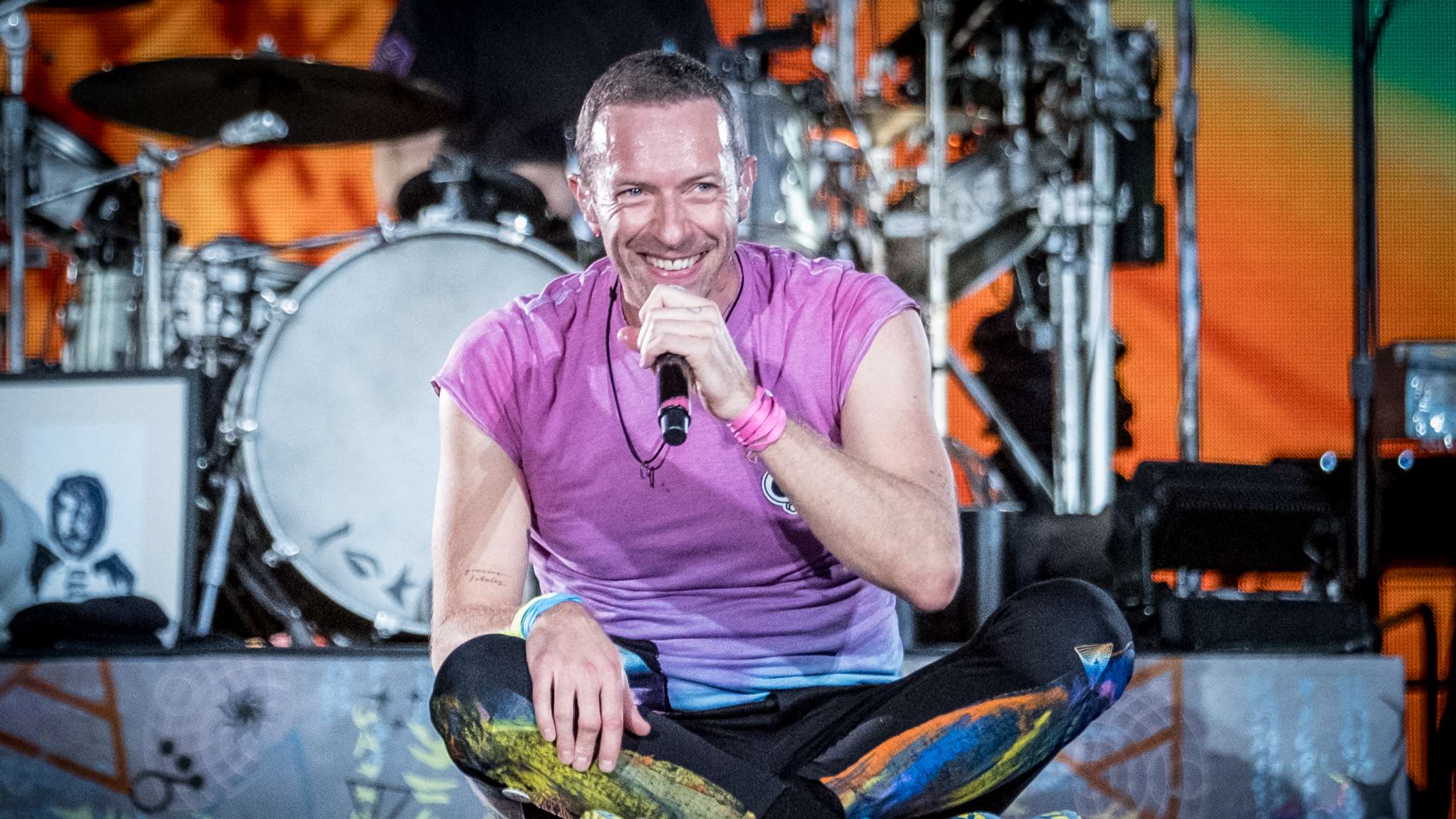 Coldplay afslører direktørs utroskab i viral koncertvideo: »Enten har de en affære, eller også er de bare meget generte«