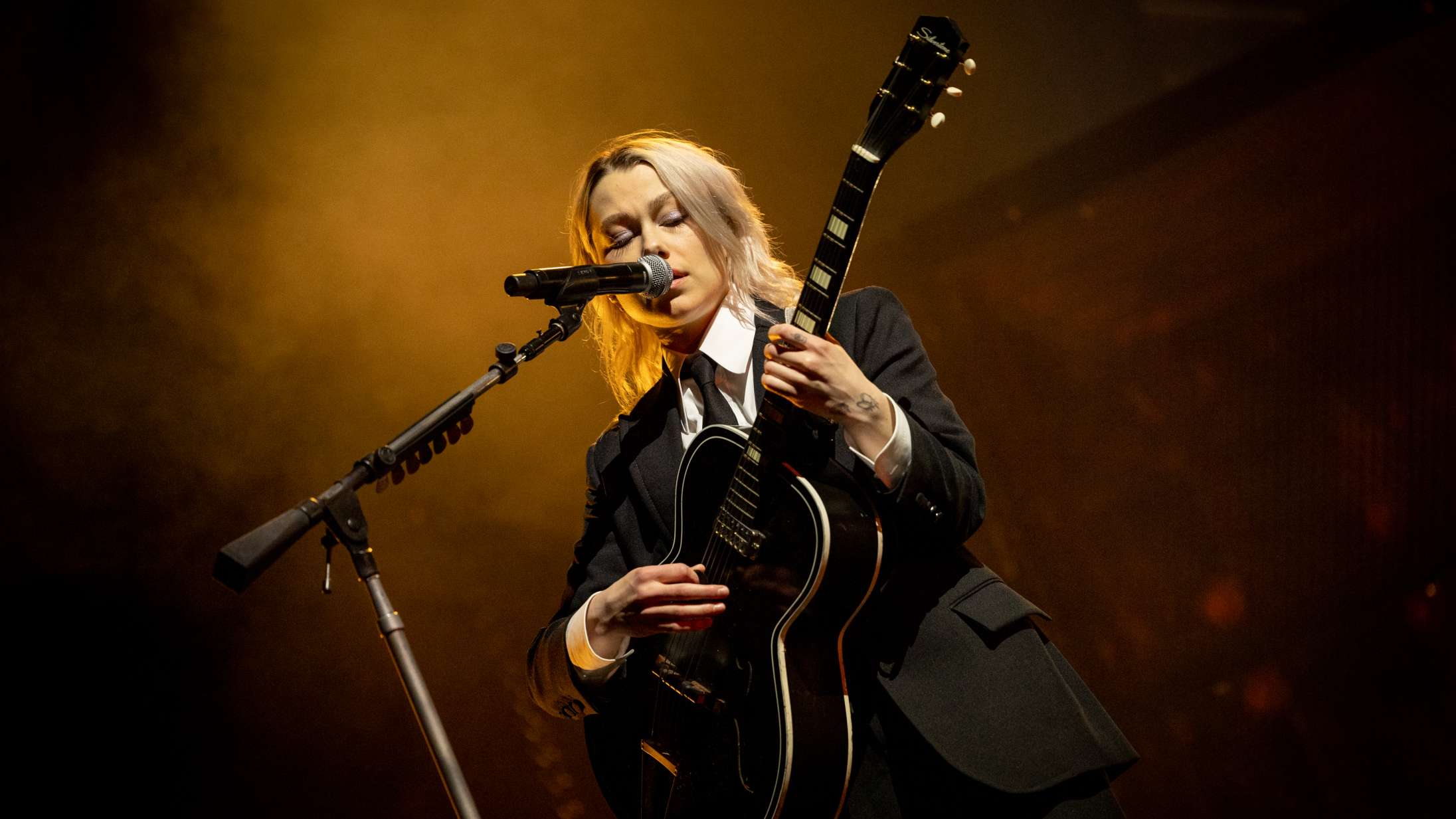 Phoebe Bridgers optrådte som første surprise-gæst nogensinde hos Jimmy Fallon – se videoen