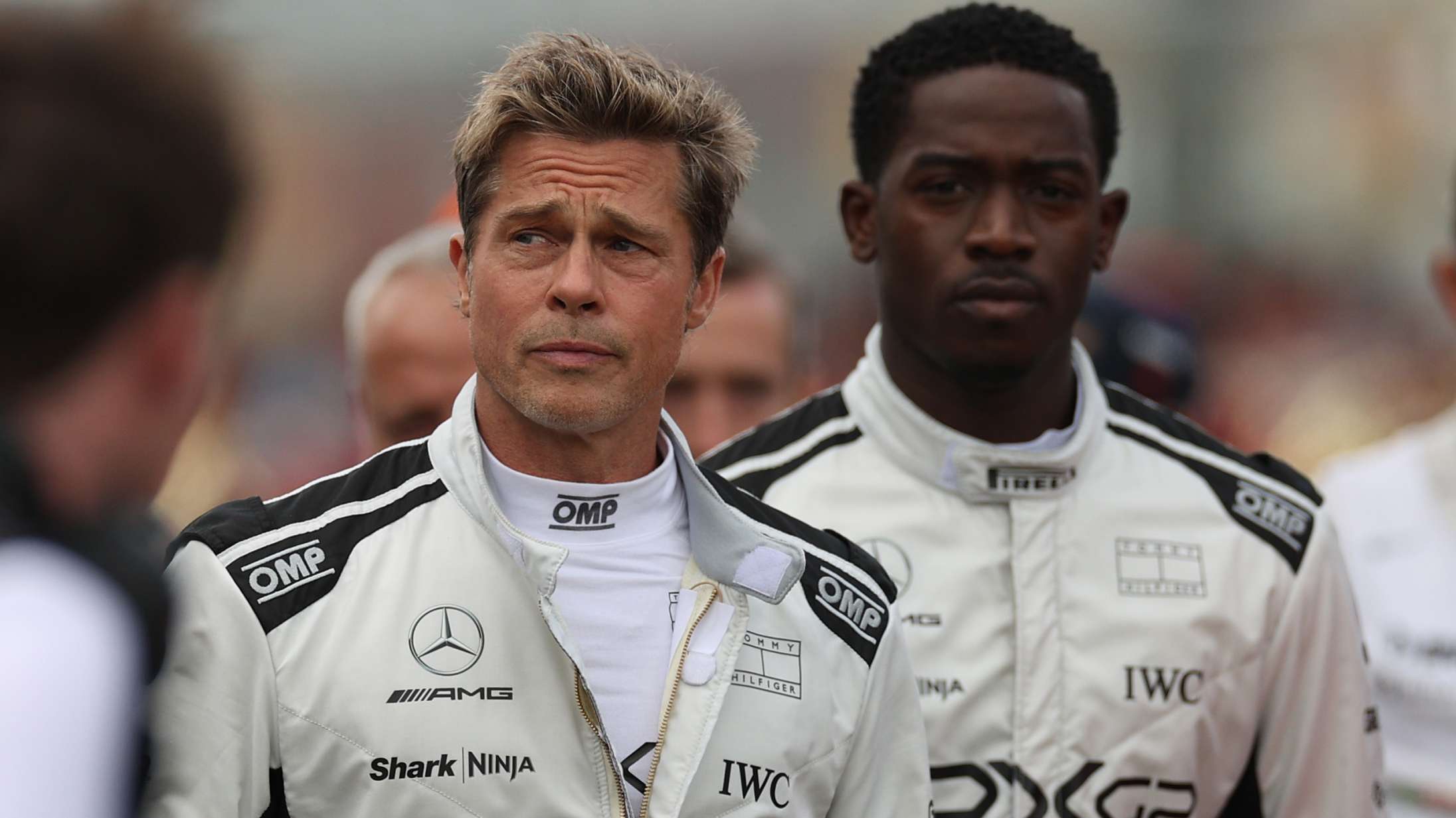 Brad Pitt optog Formel 1-film og kørte foran kæmpe publikum til britisk racerløb