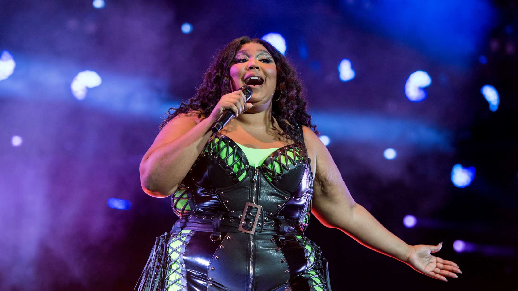 Lizzo hyrer Johnny Depp og Bill Cosbys tidligere advokat til anklager om chikane og udskamning