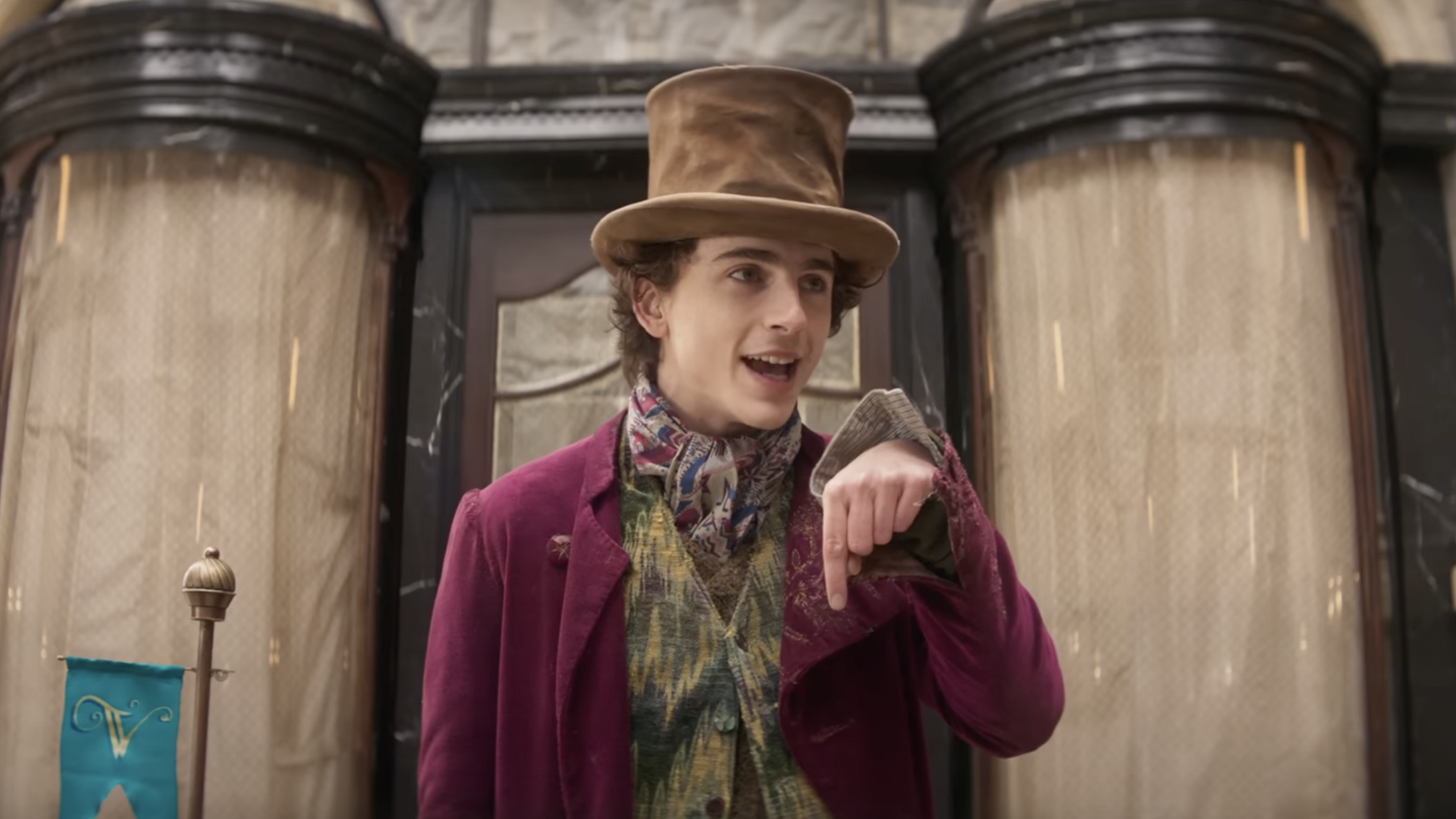 Timothée Chalamet er chokoladegal i første trailer til ‘Wonka’ – med Hugh Grant som oompa loompa