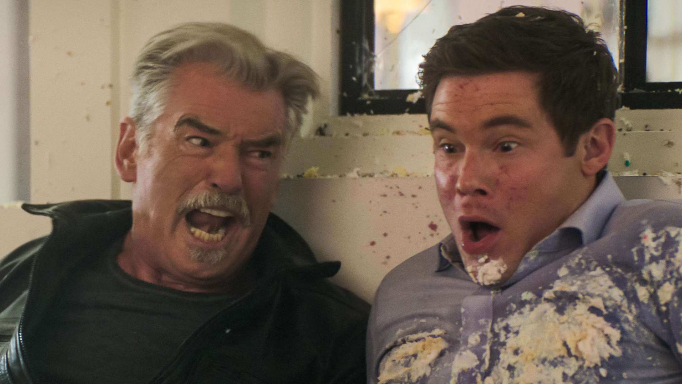 ’The Out-Laws’: Netflix-basker med Pierce Brosnan er en skamløs usjov ‘Meet the Parents’-kopi
