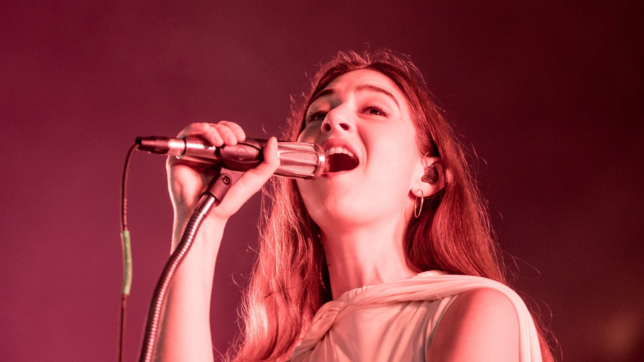 Det tog Weyes Blood et kvarter at komme i gang på Roskilde Festival – men så var koncerten også tårefremkaldende smuk