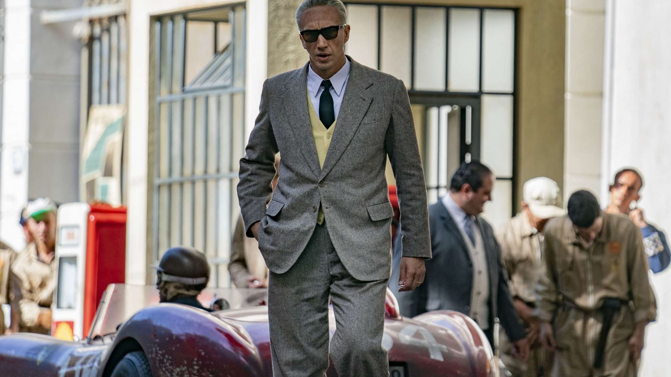 Se Adam Driver som racerlegenden Enzo Ferrari i første trailer til mesterinstruktørs nye film ‘Ferrari’