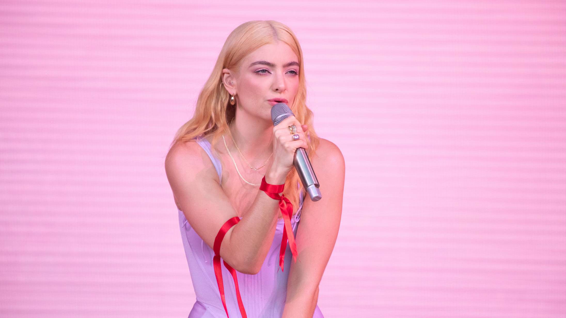 Se Lorde spille ‘Green Light’ med Caroline Polachek til den ungarske Sziget Festival