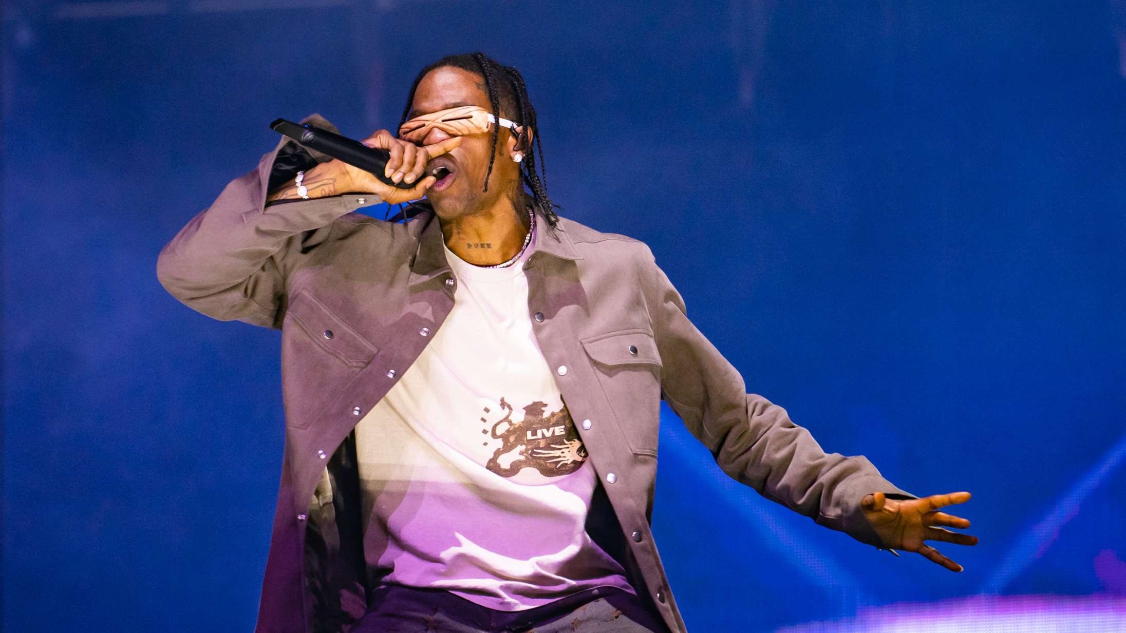 Travis Scott spiller over for Owen Wilson i ny komedie optaget under festival – se traileren til ‘Rolling Loud The Movie’
