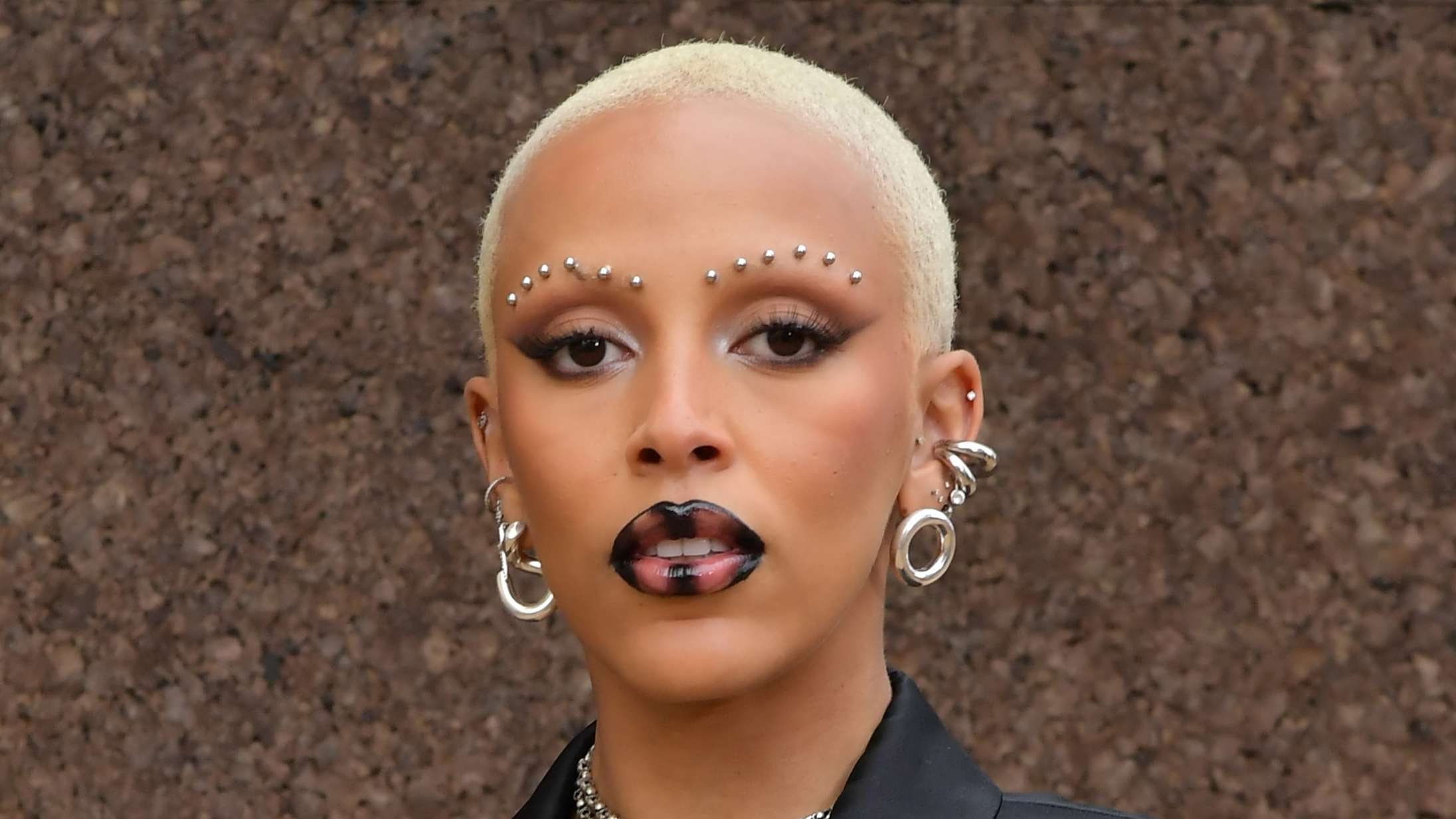 Har Doja Cat lige kopieret det tyske metalband Chavers’ albumcover? Det ser sådan ud