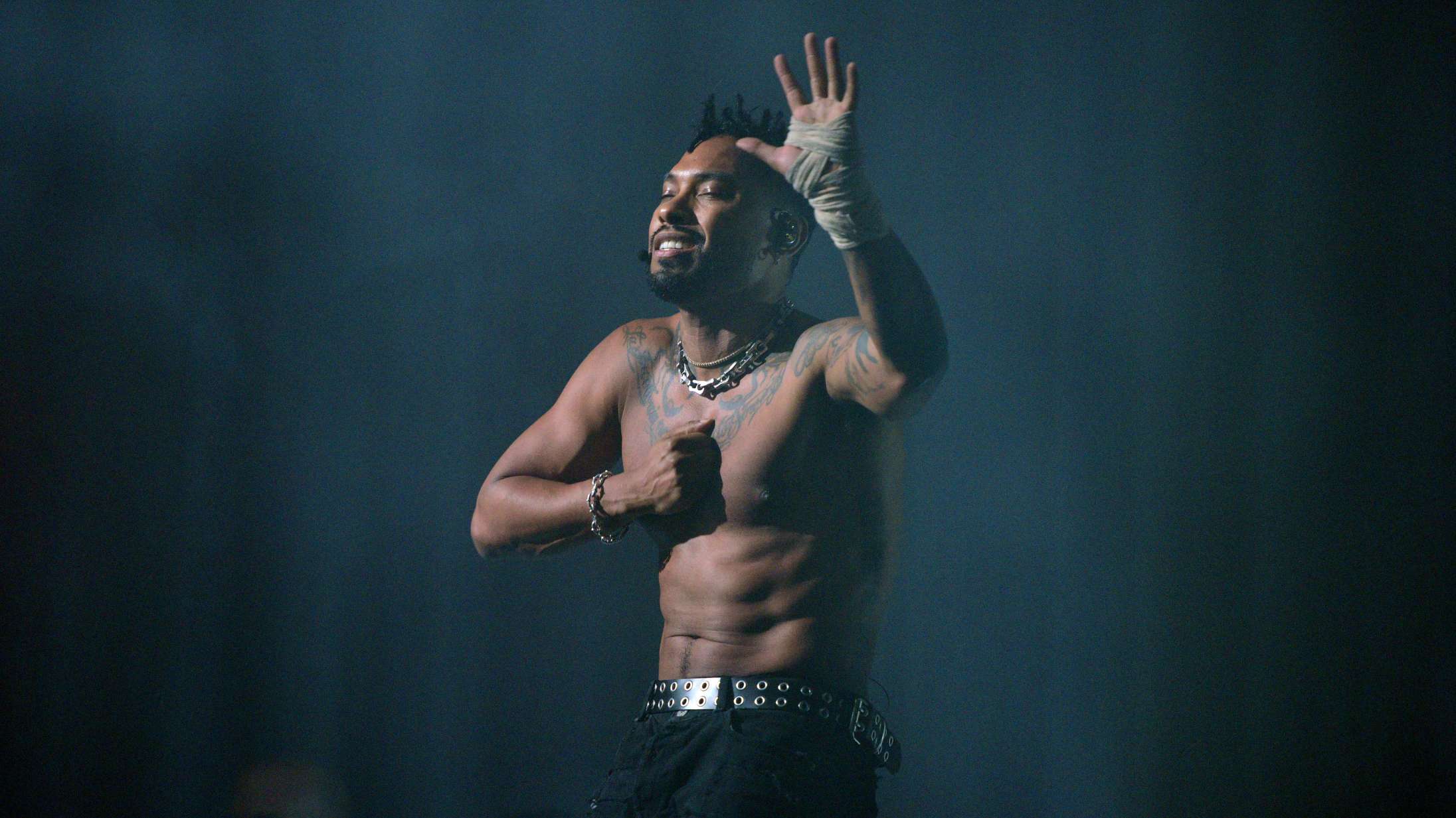 Gør det ikke ondt? Se Miguel optræde frit svævende med metalkroge i ryggen