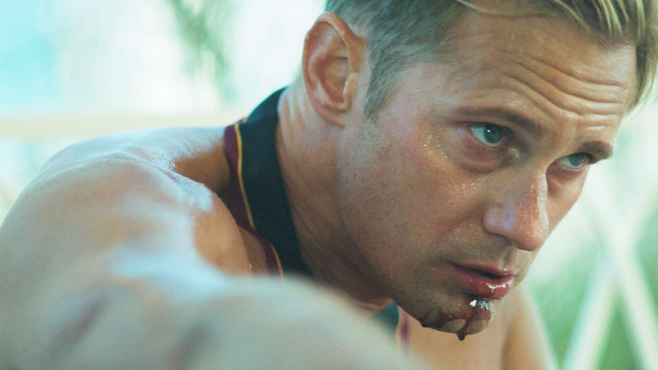 ’Infinity Pool’: Brandon Cronenbergs kropsgyser er kvalmende og komplet uforudsigelig