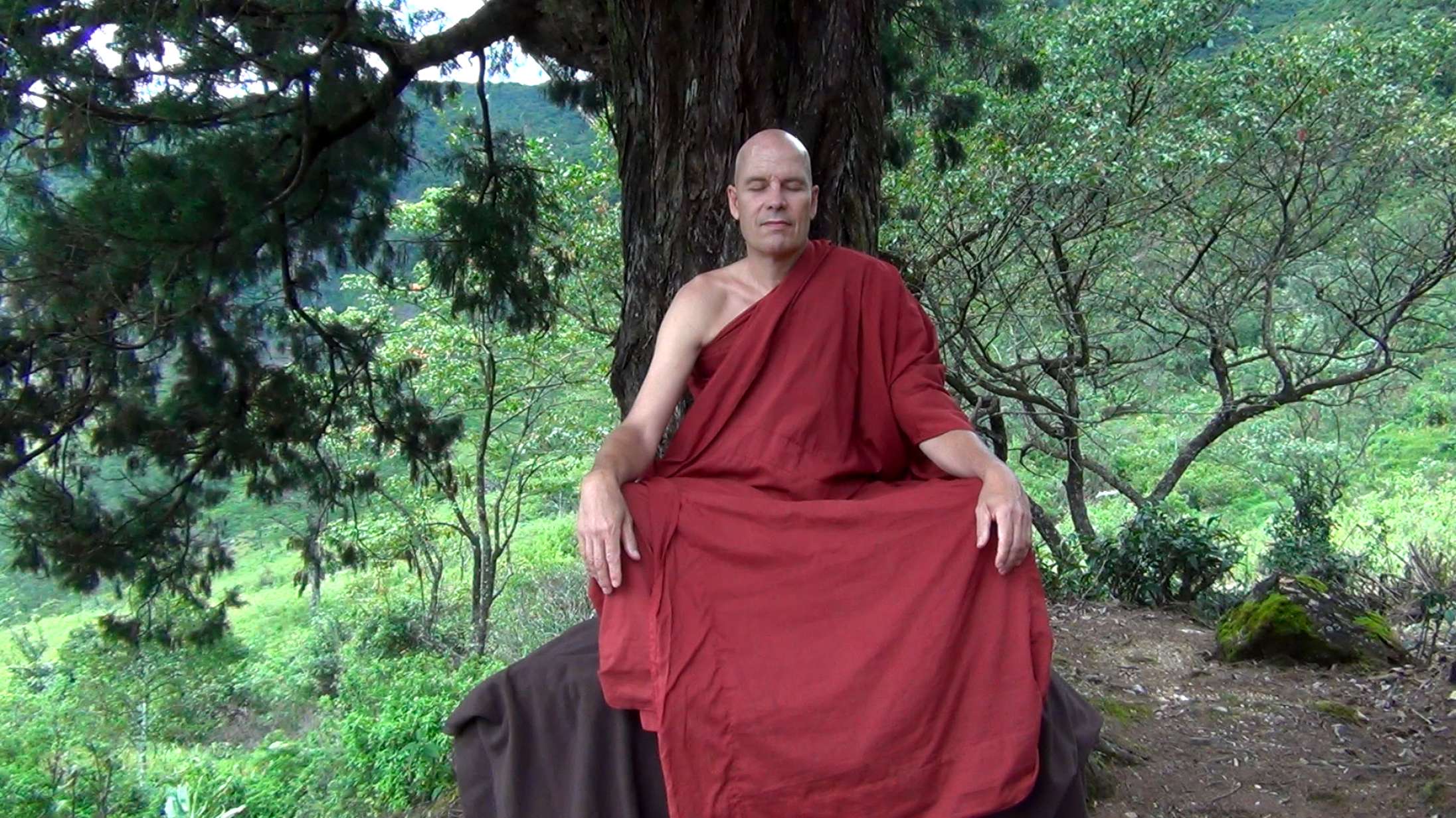 Dansk instruktørduo går tæt på dansk YouTube-munk og familien, han forlod – se traileren til ’Munken’