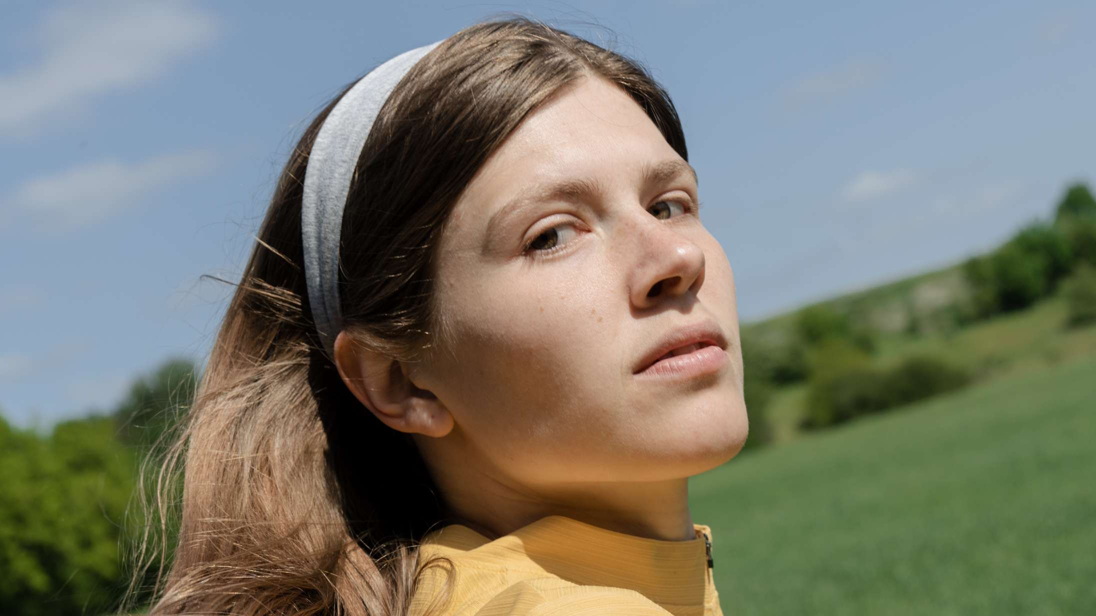 Premiere: Iomfros ‘Sammenbidte tænder’ viser, at man sagtens kan lave en sommersang om hverdagssexisme og konkurrencekultur