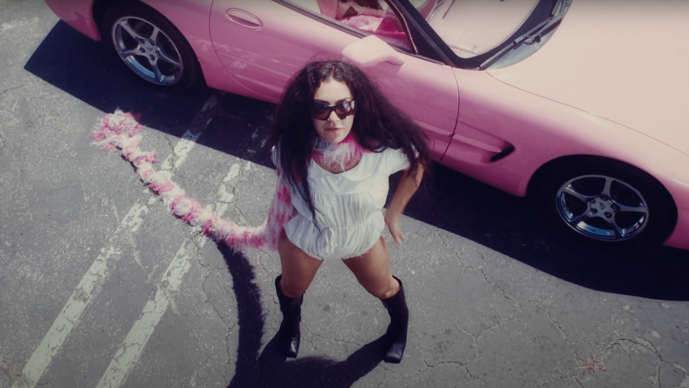 Charli XCX’s ‘Barbie’-sang ‘Speed Drive’ har fået en hæsblæsende musikvideo