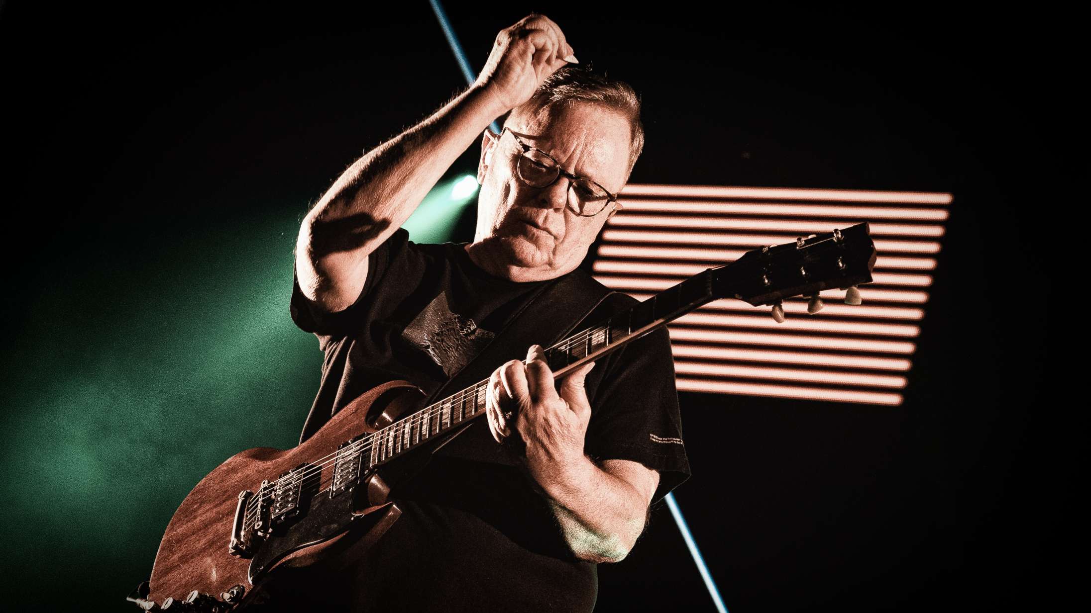 Frontmanden nærmest hikkede sig igennem to af New Orders største klassikere