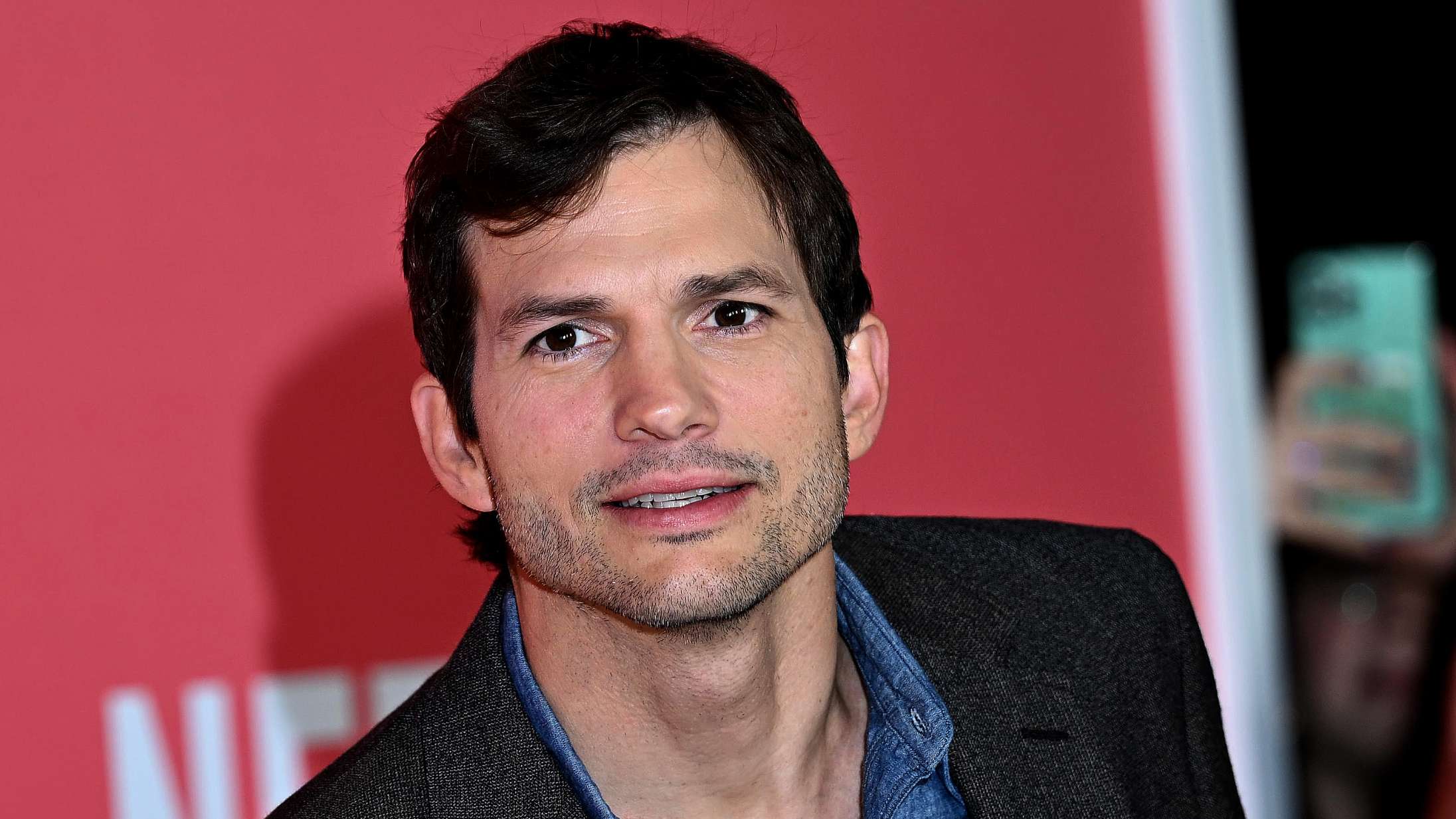 Internettet flyder over med kritik af upassende Ashton Kutcher-klip efter støtte til voldtægtsdømt kollega