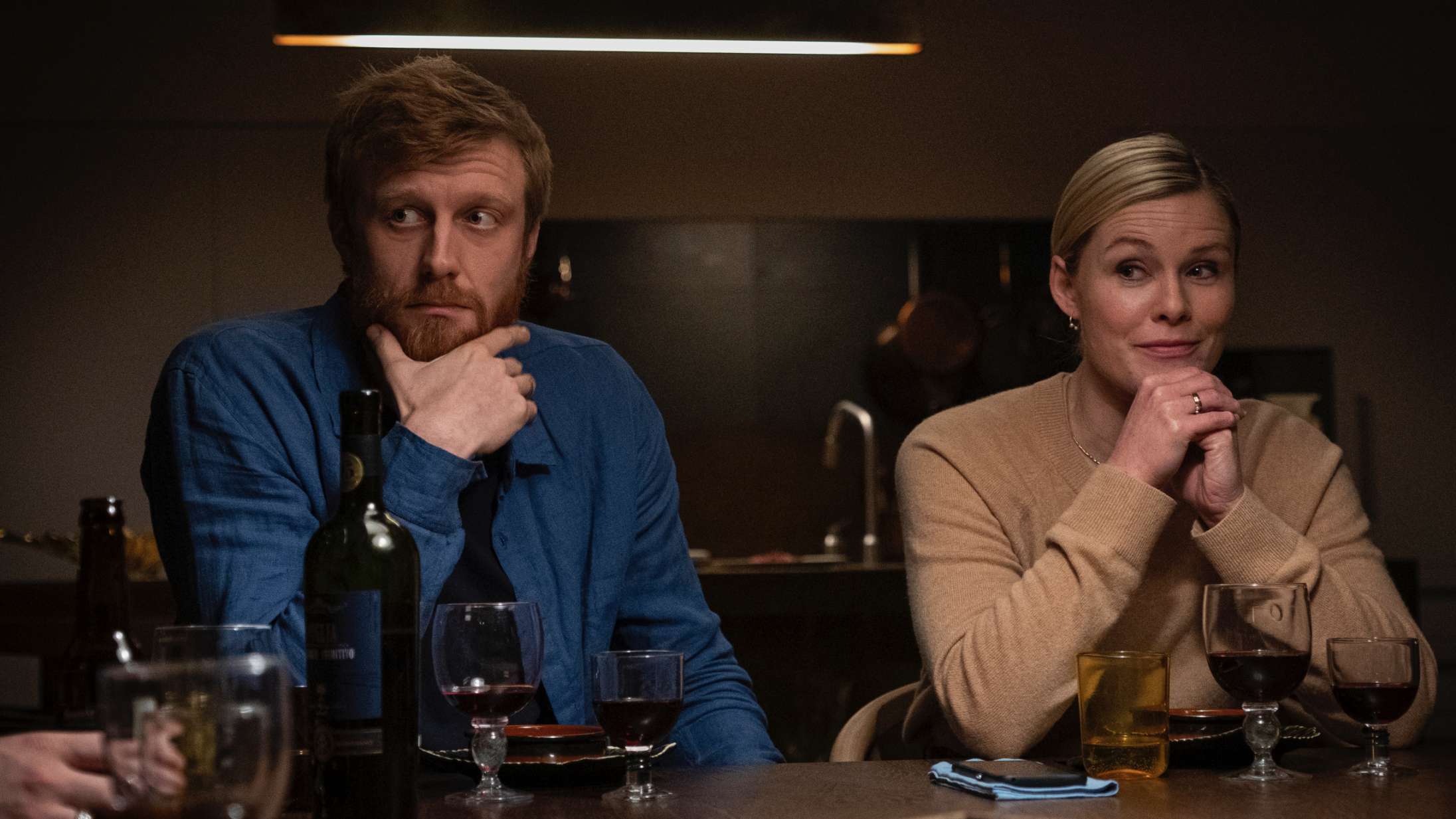 Danske stortalenter inviterer til giftigt middagsselskab i ‘Hygge!’ – se traileren