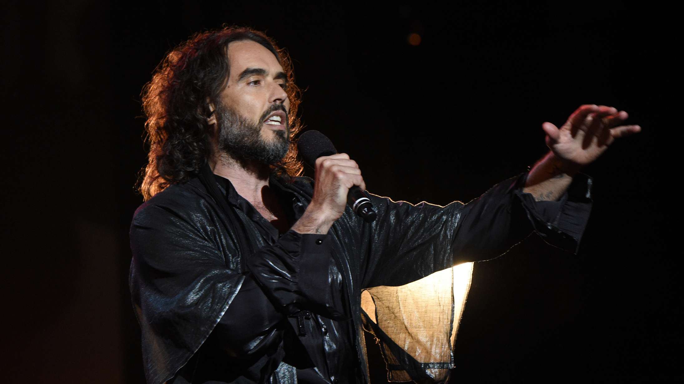 Voldtægtsanklaget Russell Brand blev taget imod med stående ovationer til standup-show