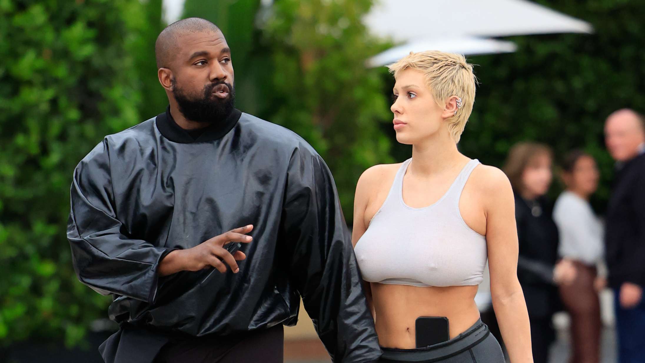 »Vil han bruge hende som en sofa?«: Kanye West og hustruen er slet ikke færdige med at chokere Italien