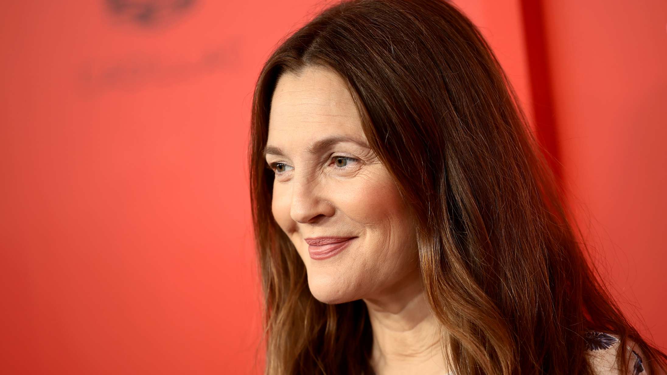 Grådkvalt Drew Barrymore undskylder til strejkende manuskriptforfattere – og fortryder så