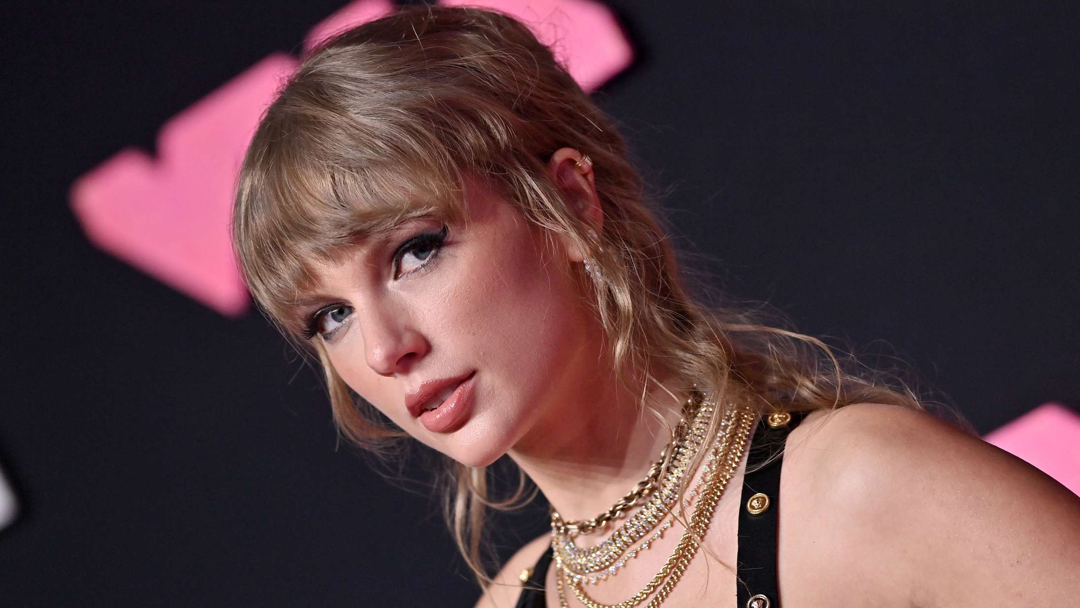 Næste måned lander der fem aldrig før udgivne Taylor Swift-sange – og en af dem har en kontroversiel titel