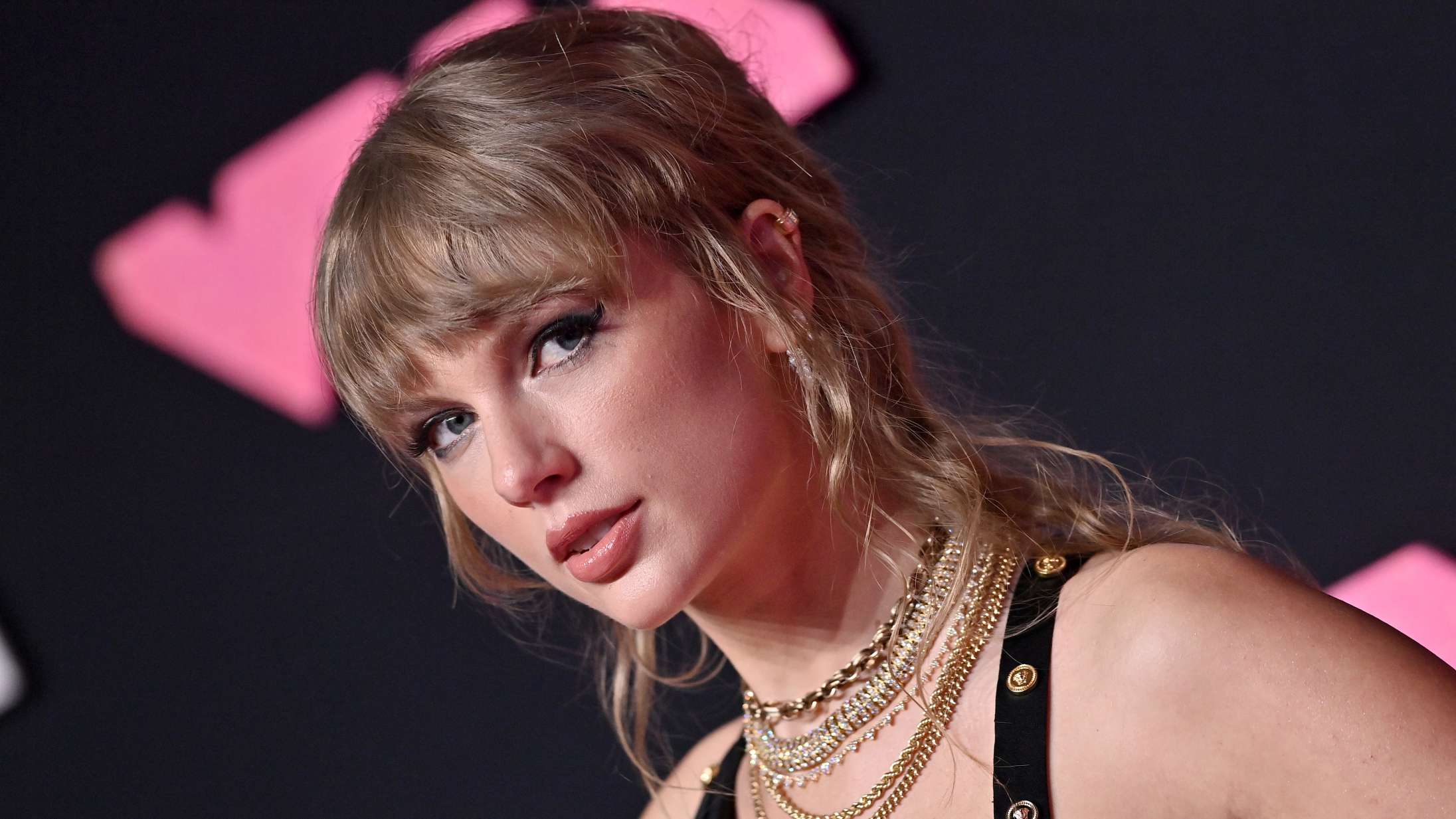 Britisk radiostjerne i modvind efter »misogynistisk« Taylor Swift-kritik