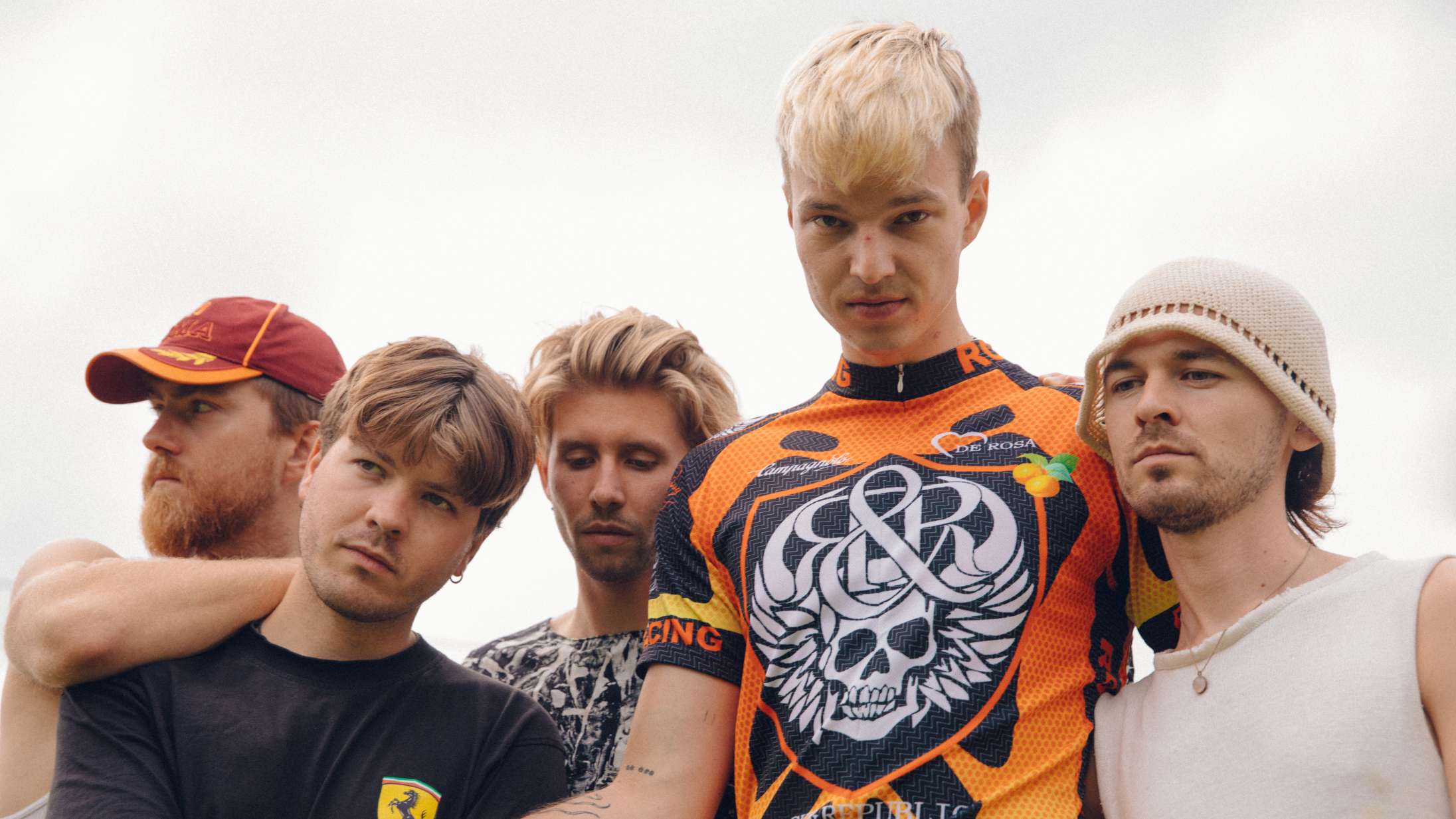 Hør Søn spille et sårbart, dansksproget cover af et af Billie Eilishs største hits