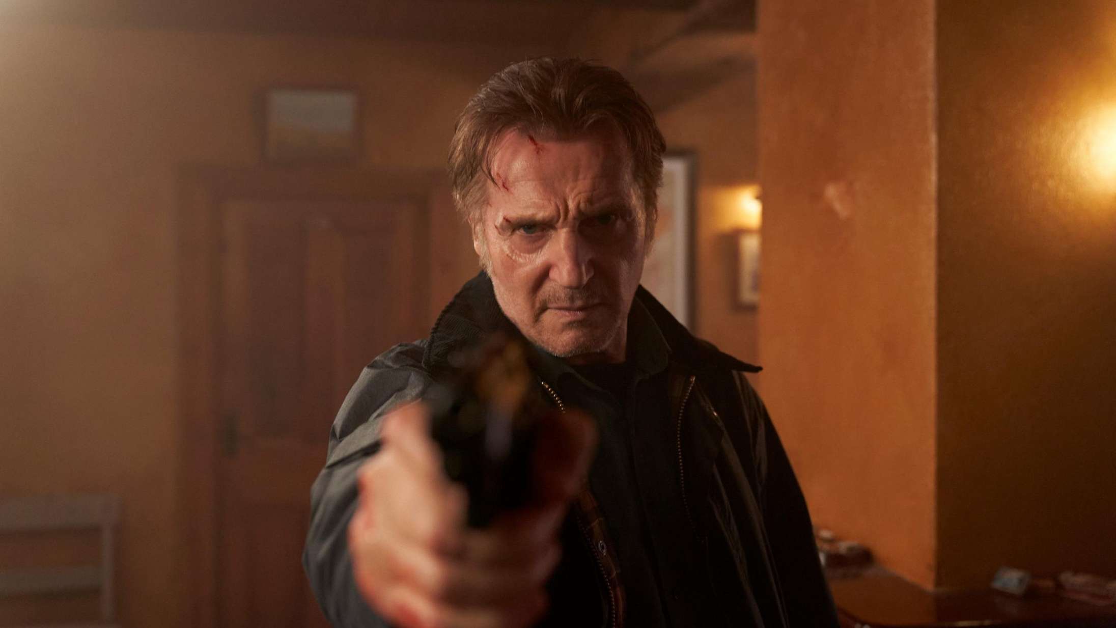 ’In the Land of Saints and Sinners’: Stjernecast svigtes i letbenet irsk lejemorderfilm