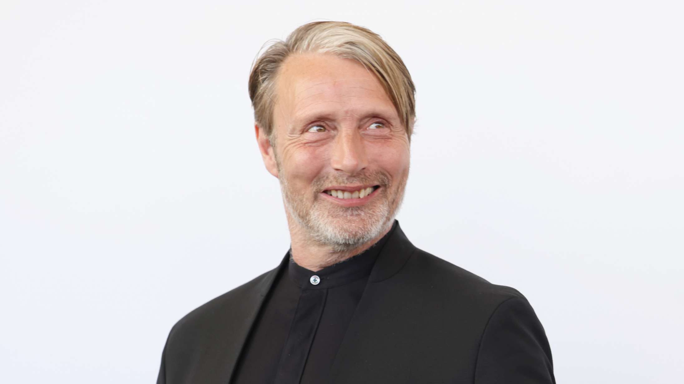 Vi møder Mads Mikkelsen dagen derpå: »Tag det roligt nu, venner, rooolig nu«