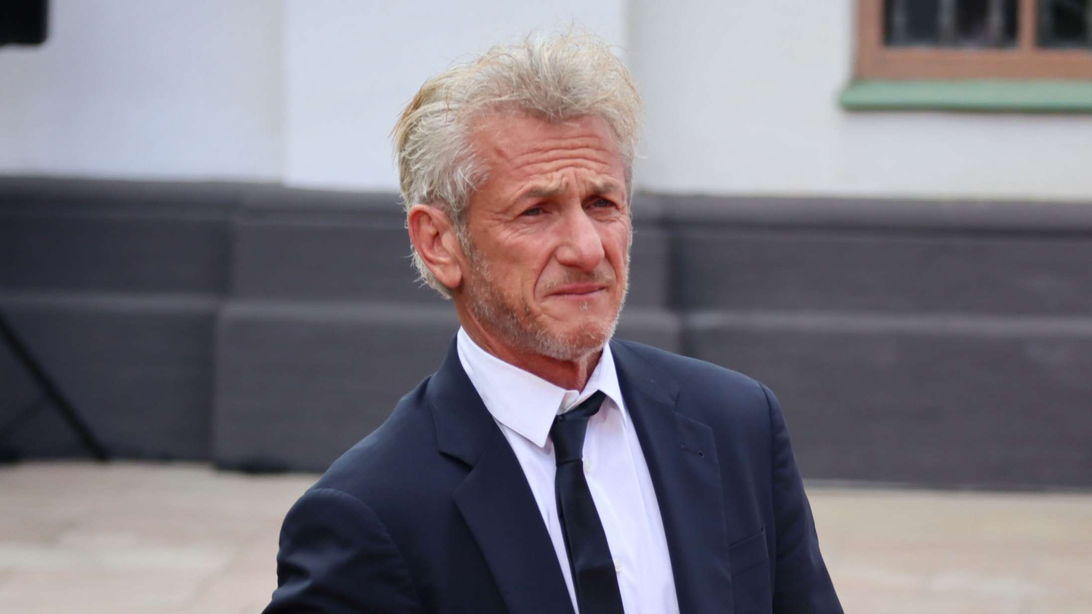 Sean Penn sætter Hollywood-chefers hykleri på spidsen med grotesk forslag